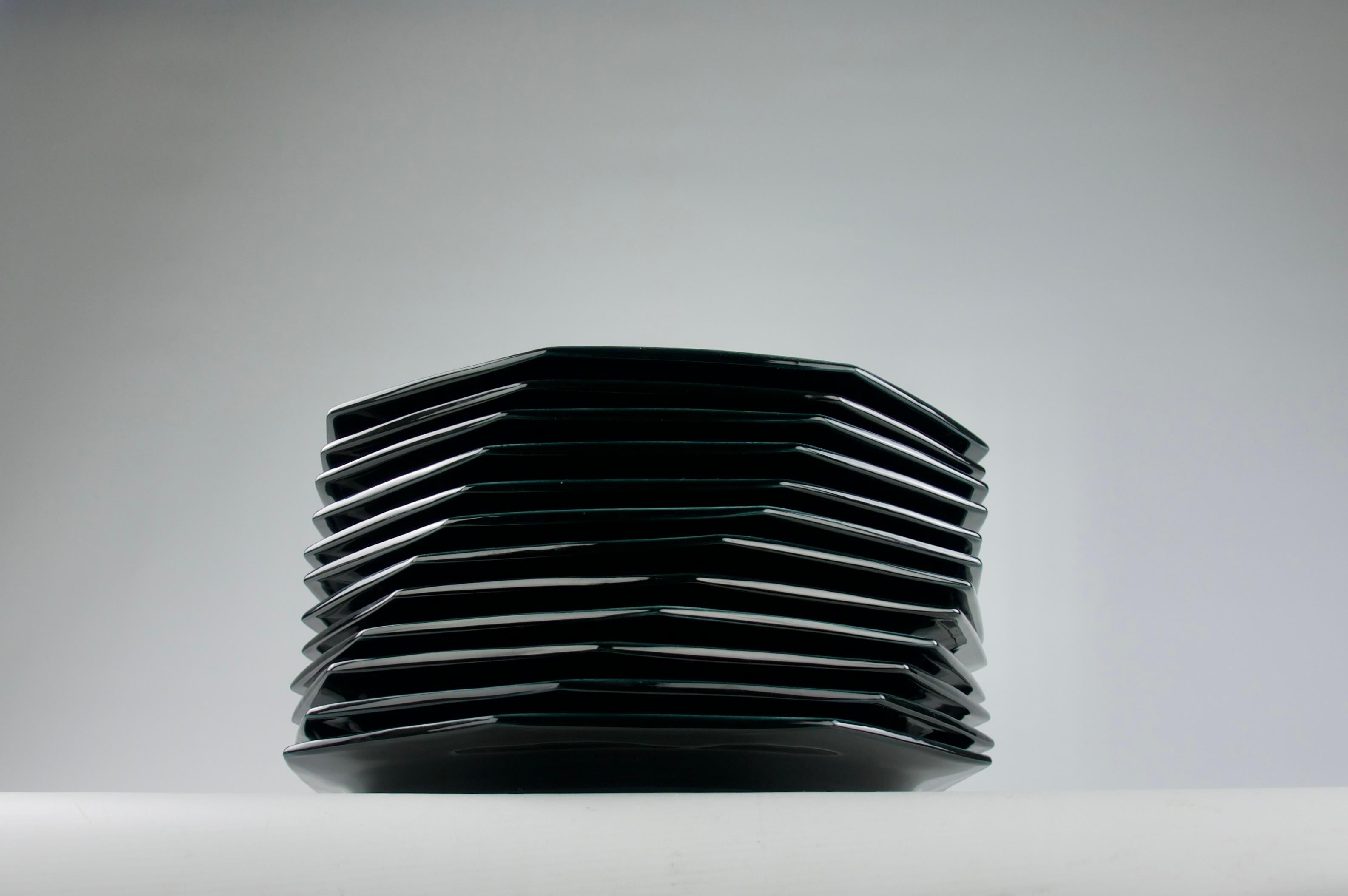 I.L.A. Ensemble de douze assiettes noires, modèle « Lotus » en vente 1