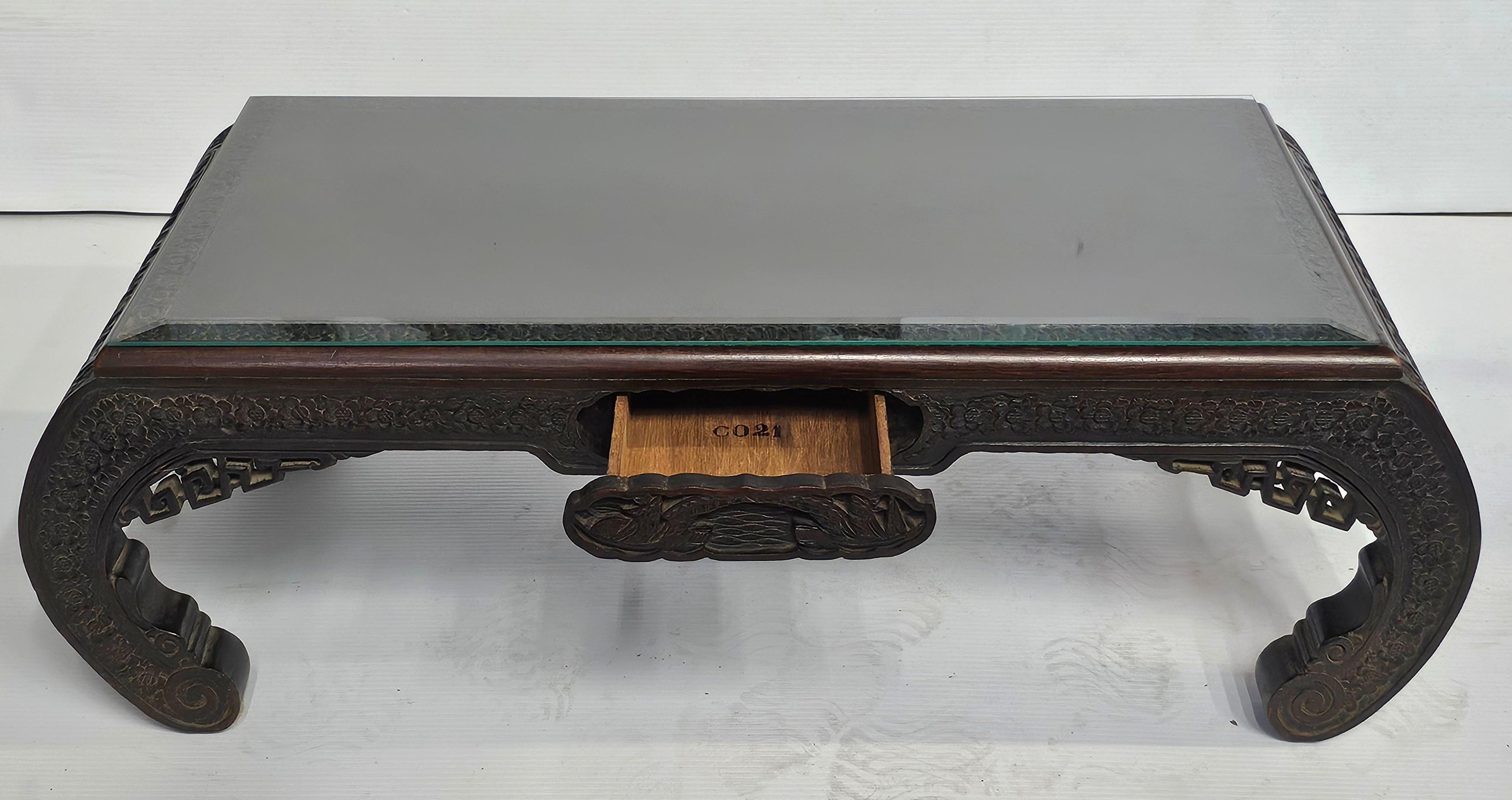 J.L. Geschnitzter Cocktailtisch aus Camphor-Holz im Ming-Stil von George & Co mit Glasplatte im Angebot 4