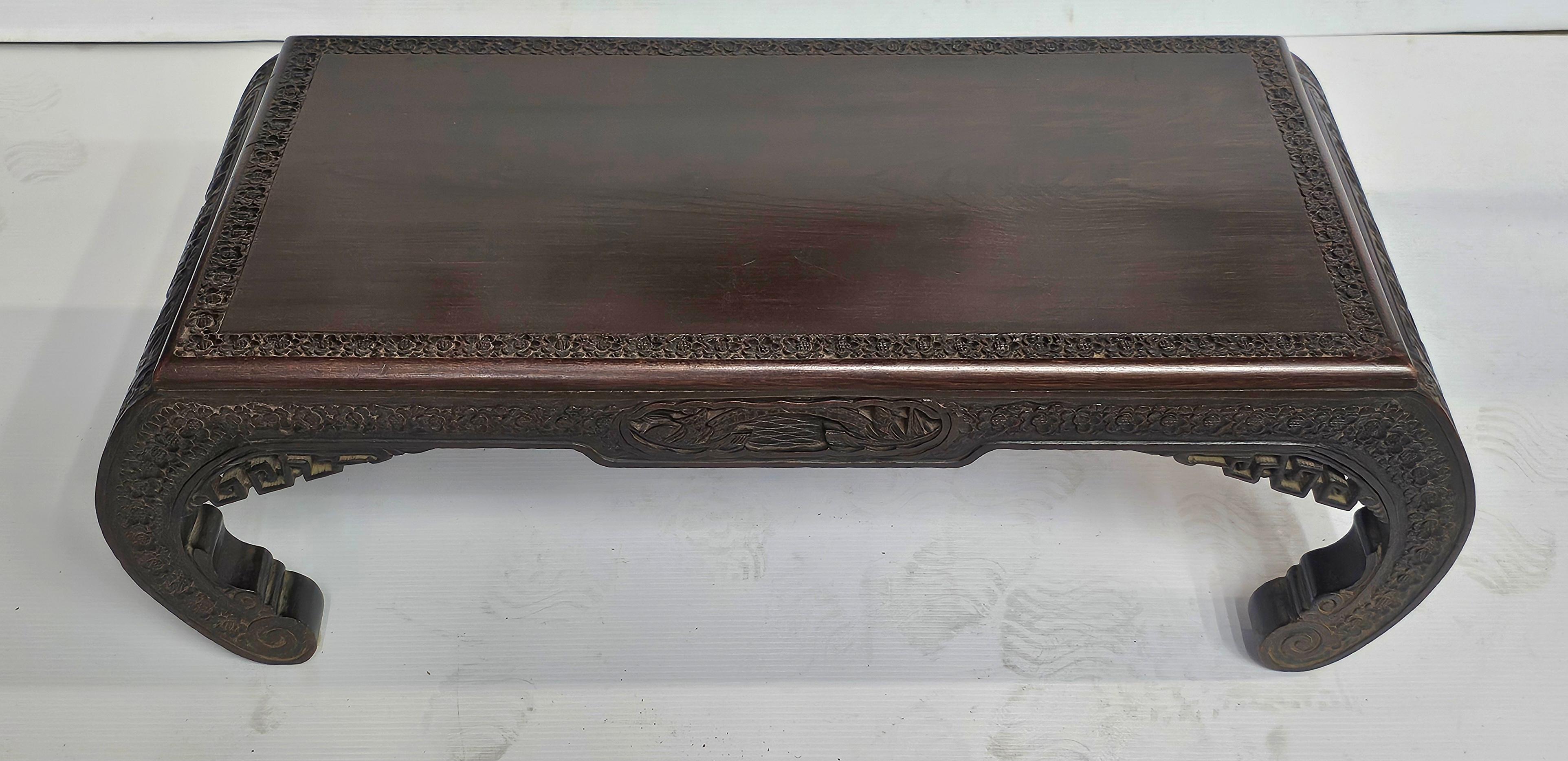 J.L. Geschnitzter Cocktailtisch aus Camphor-Holz im Ming-Stil von George & Co mit Glasplatte (Ming-Dynastie) im Angebot