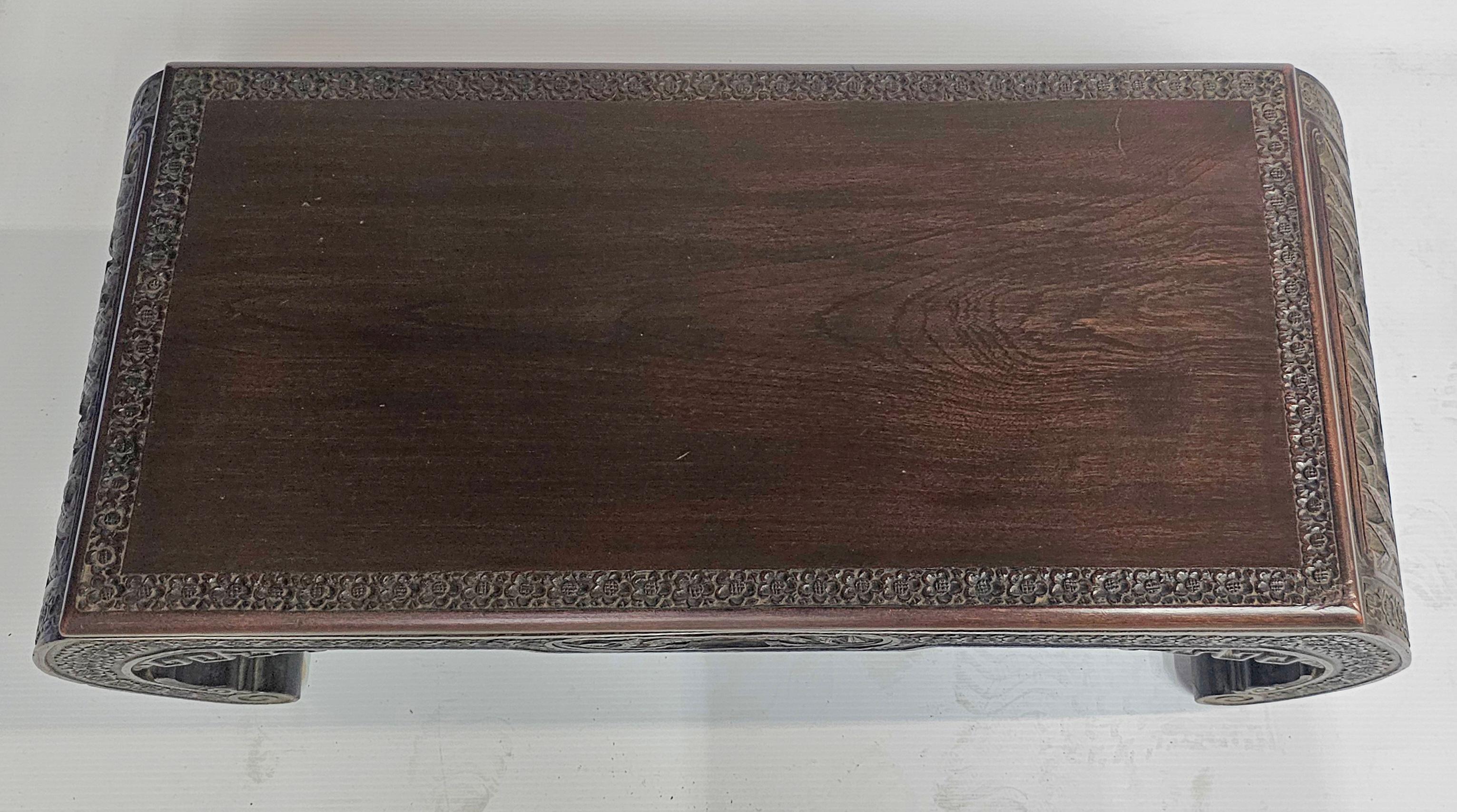 J.L. Geschnitzter Cocktailtisch aus Camphor-Holz im Ming-Stil von George & Co mit Glasplatte (Unbekannt) im Angebot