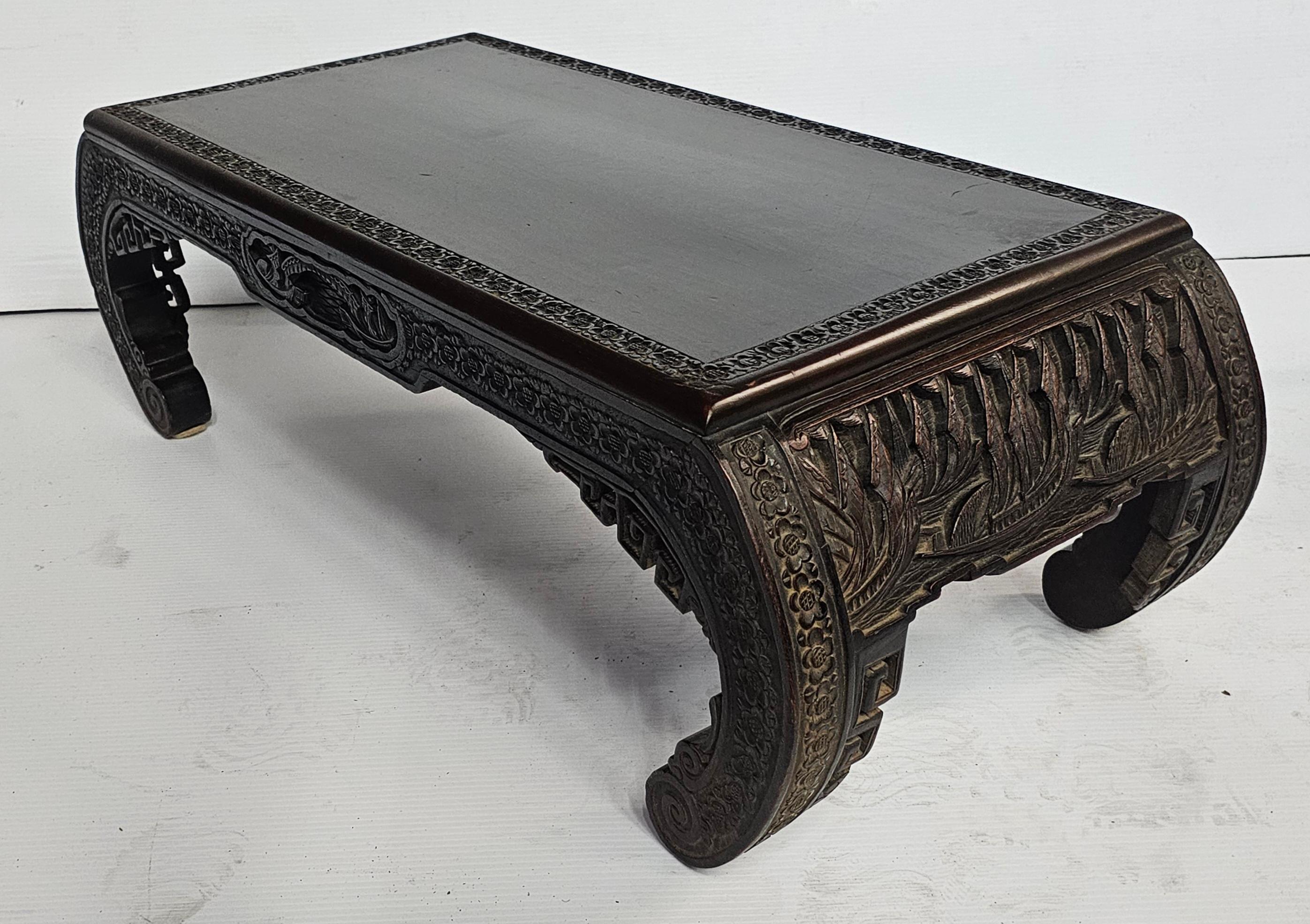 J.L. Geschnitzter Cocktailtisch aus Camphor-Holz im Ming-Stil von George & Co mit Glasplatte (20. Jahrhundert) im Angebot