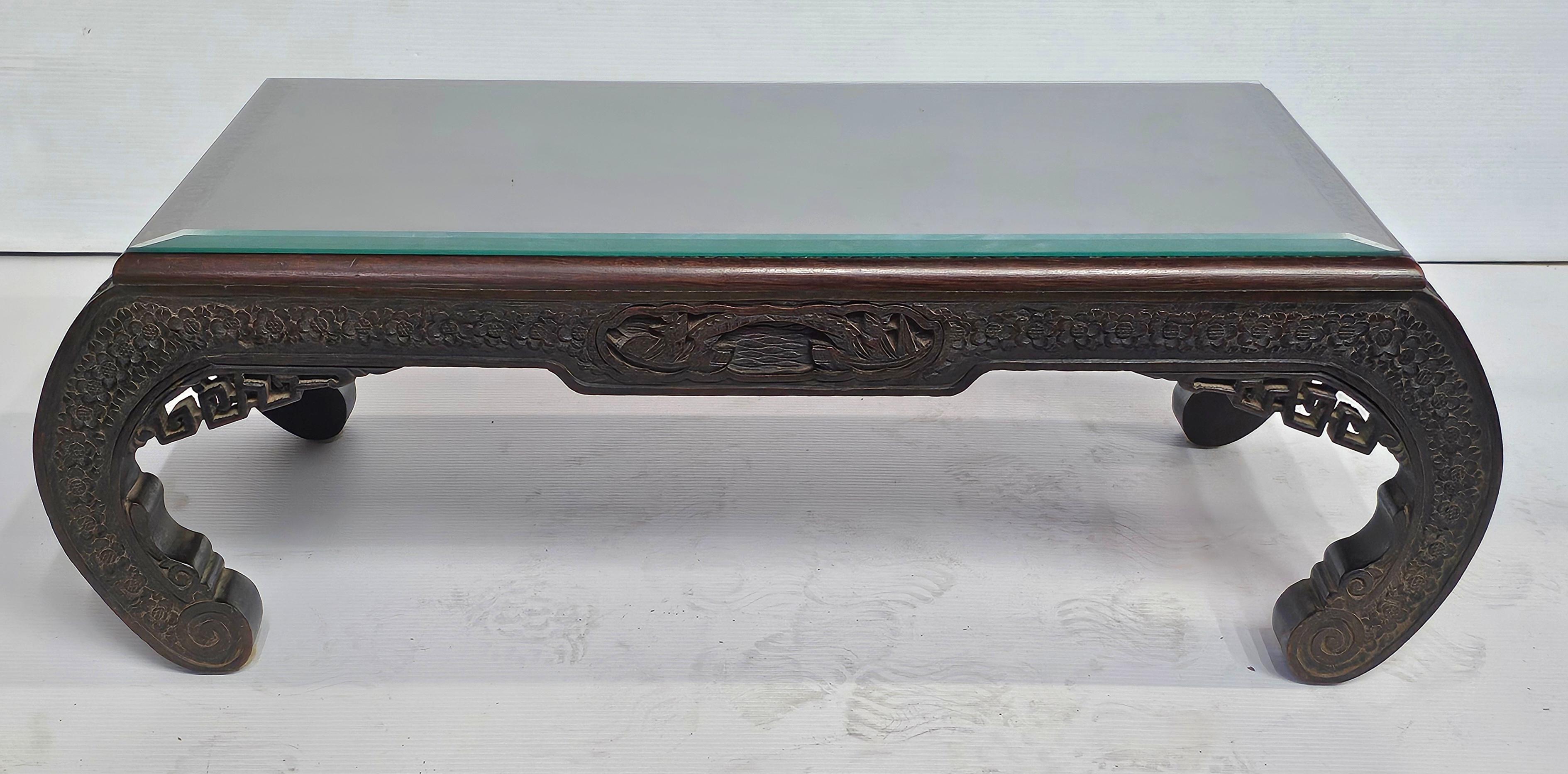 J.L. Geschnitzter Cocktailtisch aus Camphor-Holz im Ming-Stil von George & Co mit Glasplatte im Angebot 3