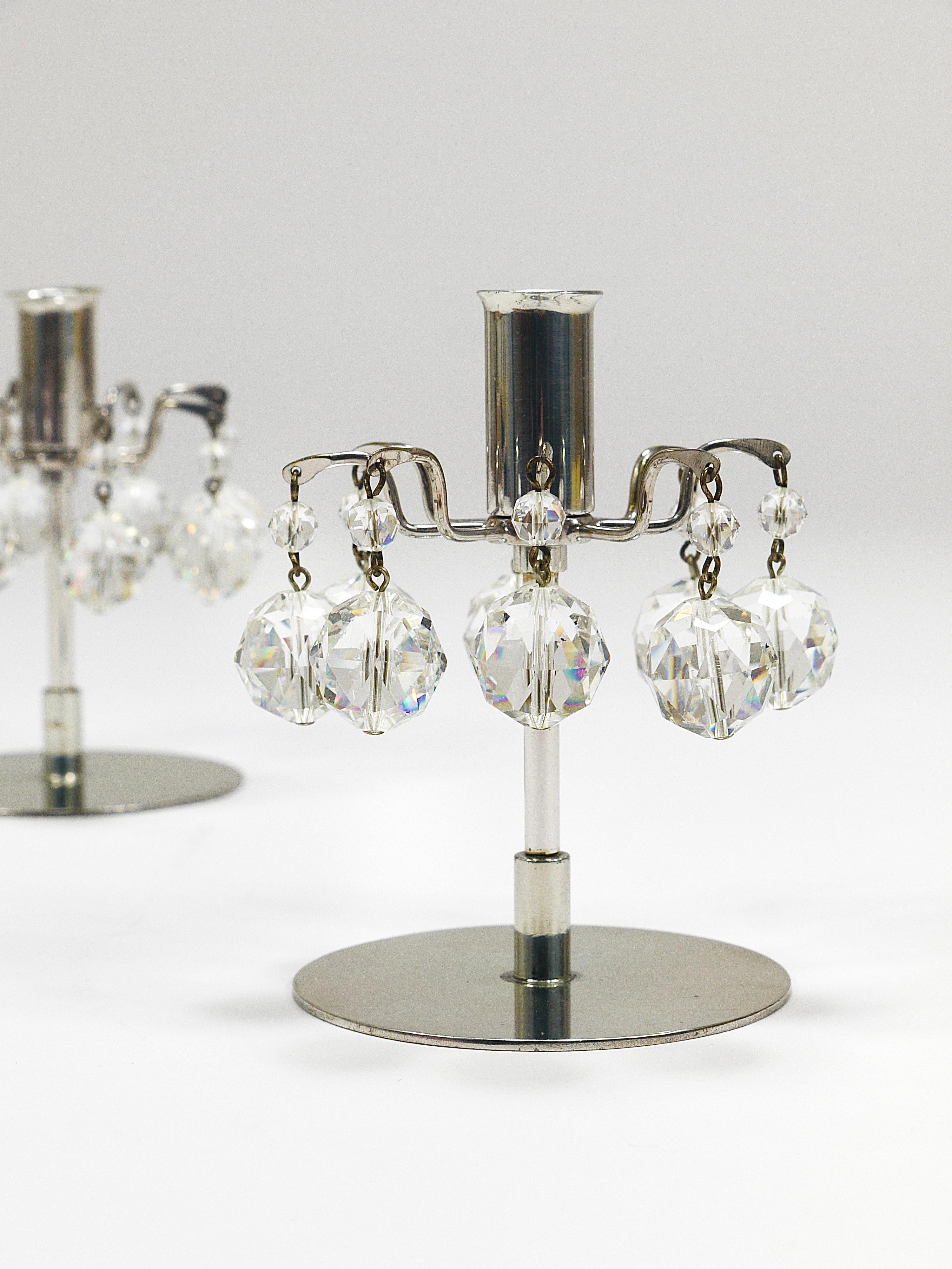 Ravissante paire de petits bougeoirs / chandeliers modernistes du milieu du siècle dernier, conçus en 1963 par Hans Harald Rath et fabriqués par J.L. Lobmeyr Vienne/Autriche dans les années 1980. Fabriquées en laiton nickelé et ornées de cristaux