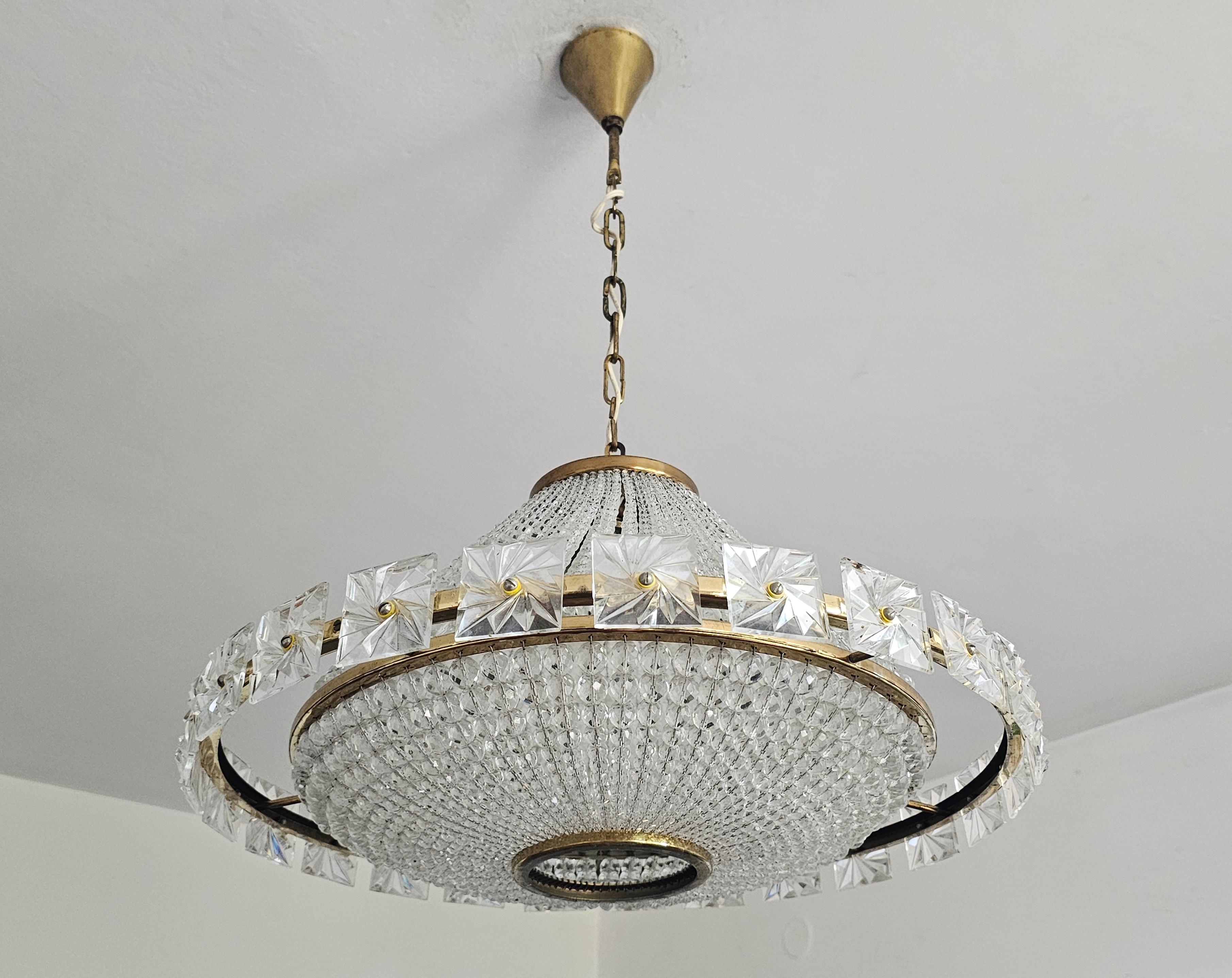 Hollywood Regency J.L Lobmeyr Lustre en forme d'ovni avec des perles de cristal Swarovski, Autriche années 1950 en vente