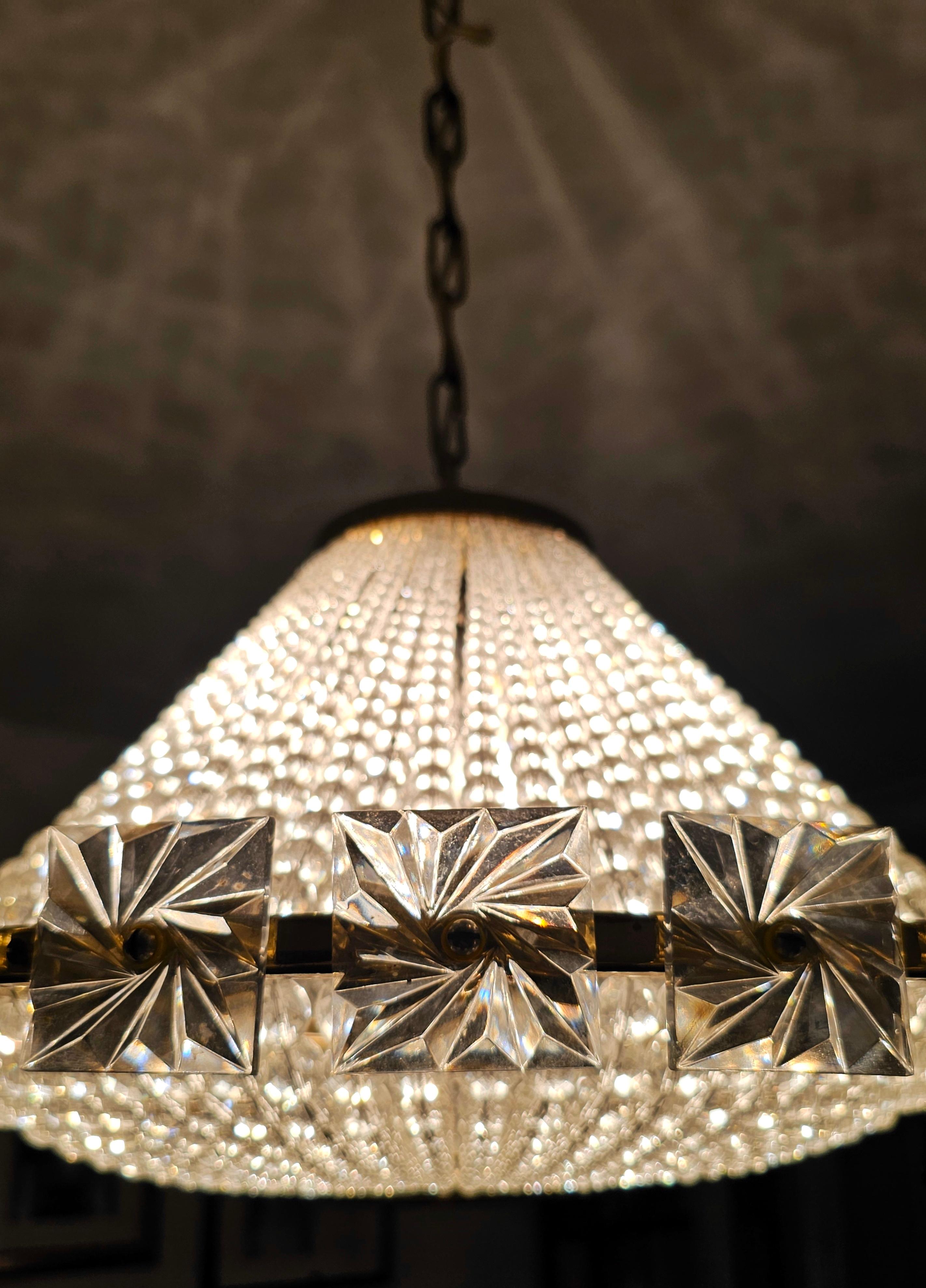 J.L Lobmeyr Lustre en forme d'ovni avec des perles de cristal Swarovski, Autriche années 1950 Bon état - En vente à Beograd, RS