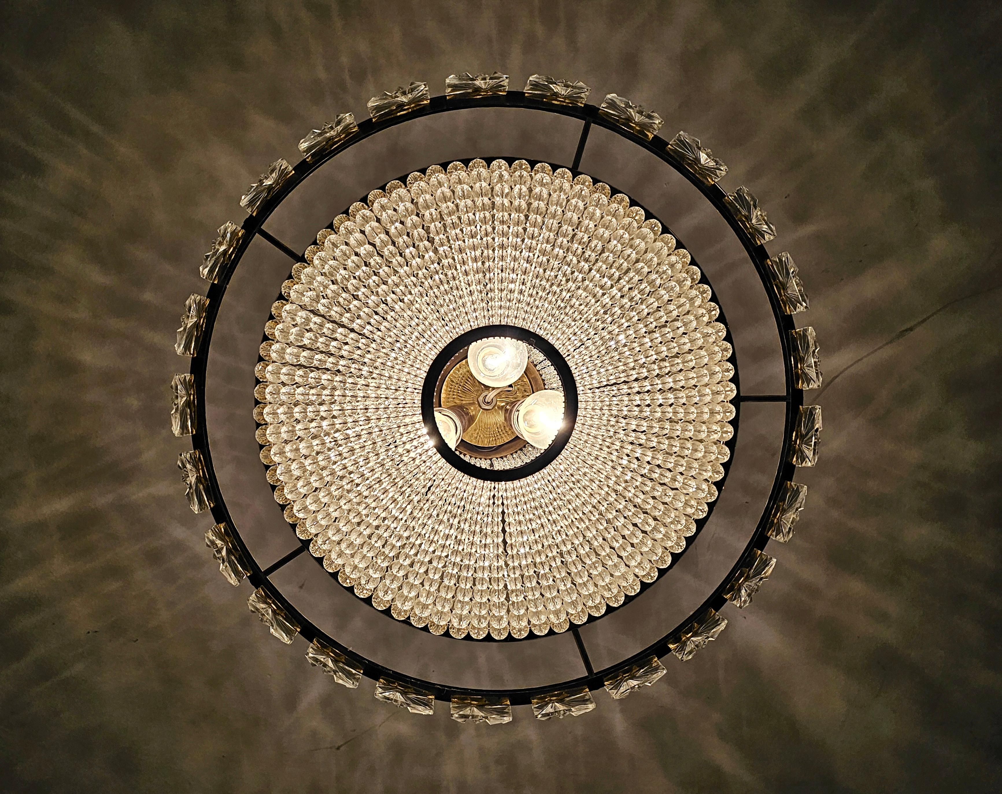 Milieu du XXe siècle J.L Lobmeyr Lustre en forme d'ovni avec des perles de cristal Swarovski, Autriche années 1950 en vente