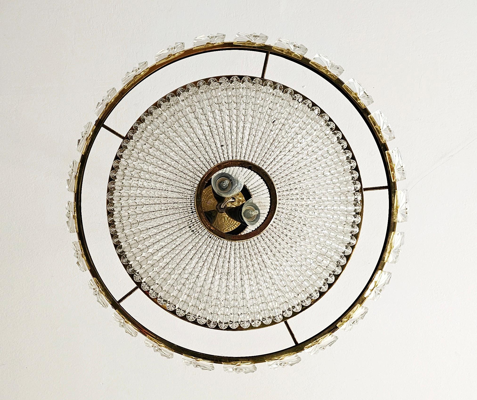 Laiton J.L Lobmeyr Lustre en forme d'ovni avec des perles de cristal Swarovski, Autriche années 1950 en vente