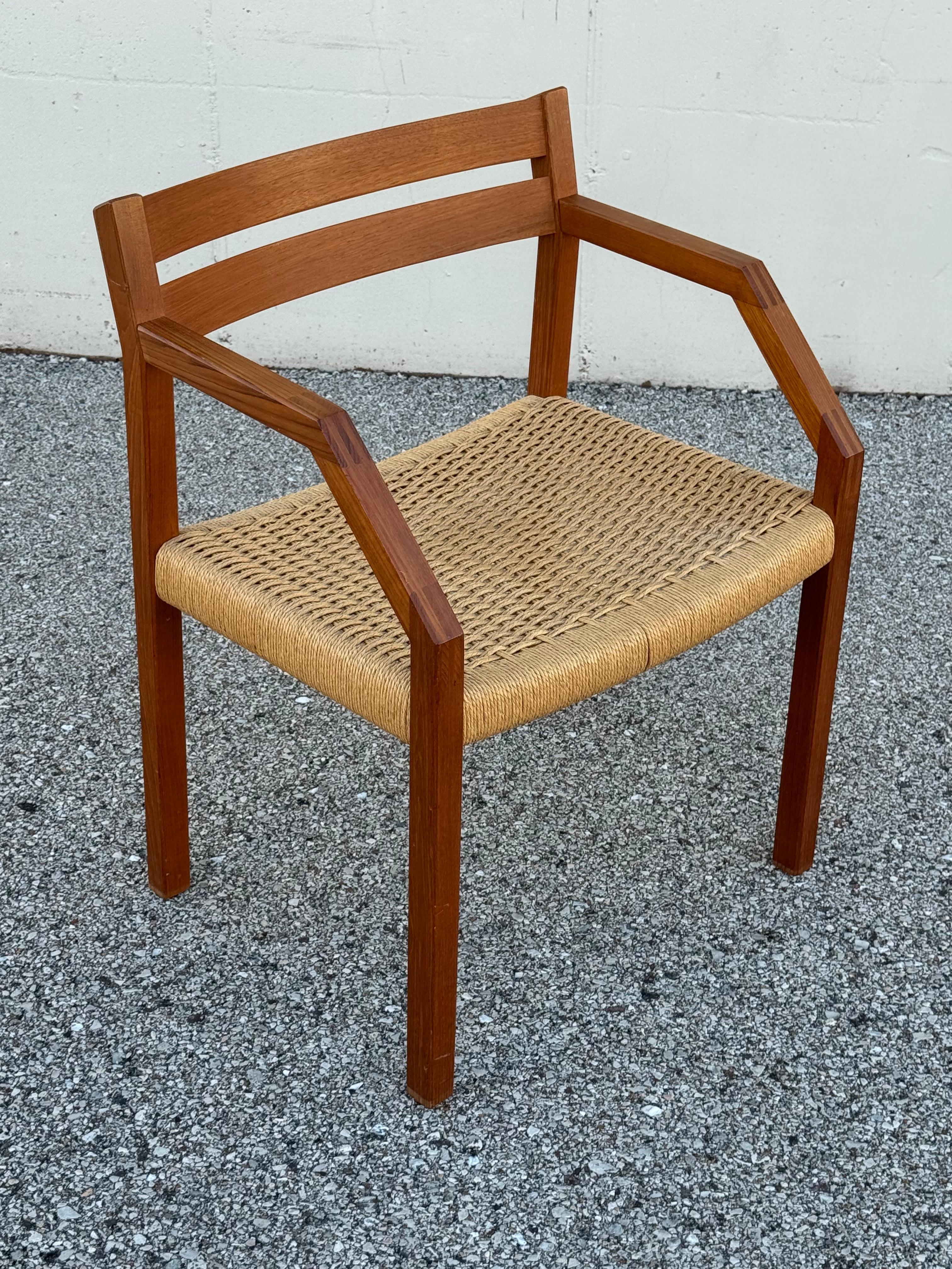 J.L. Moller Model #404 Danish Teak Arm Dining Desk Chair - Mid-Century Modern - im Angebot 7