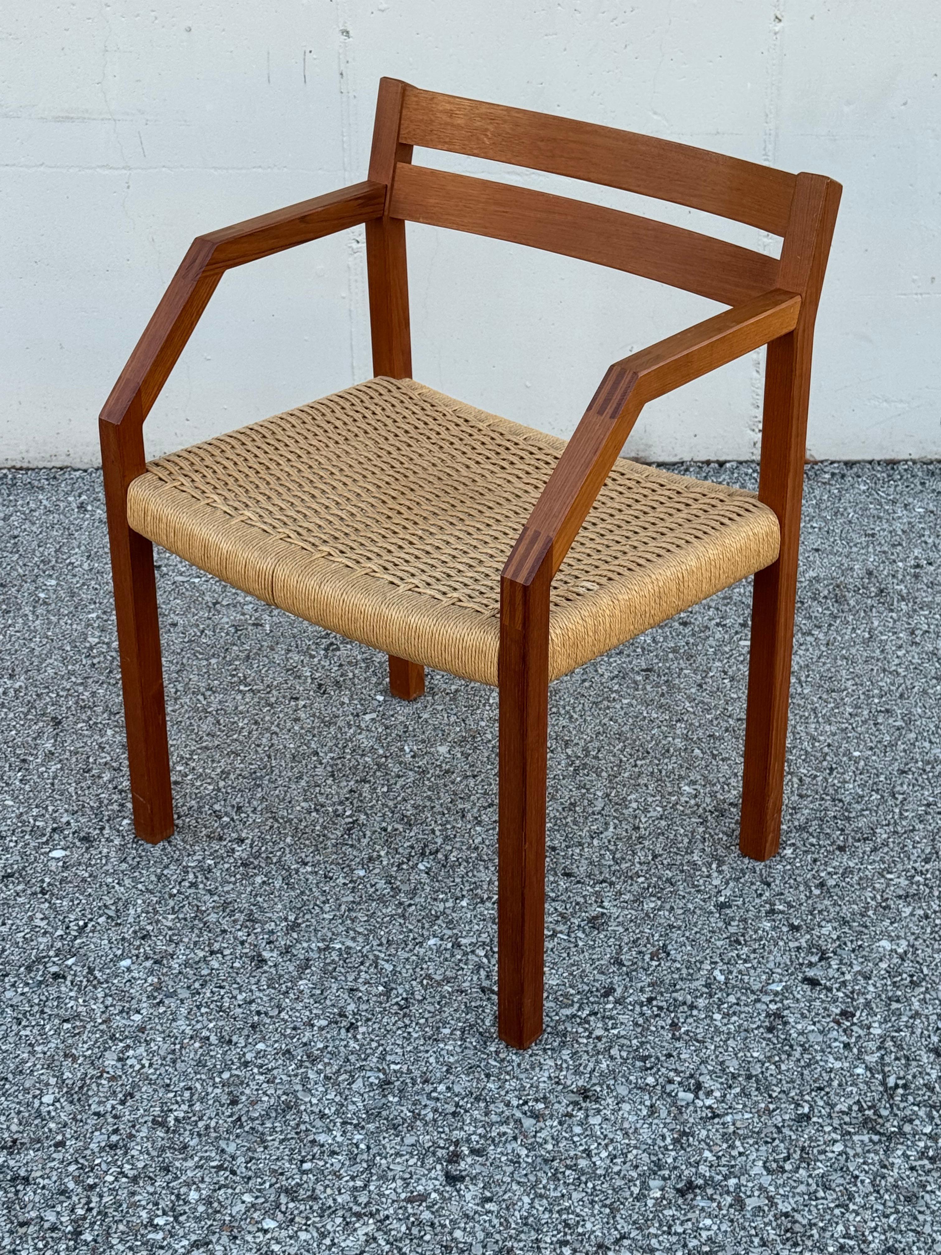 J.L. Moller Model #404 Danish Teak Arm Dining Desk Chair - Mid-Century Modern - (Skandinavische Moderne) im Angebot