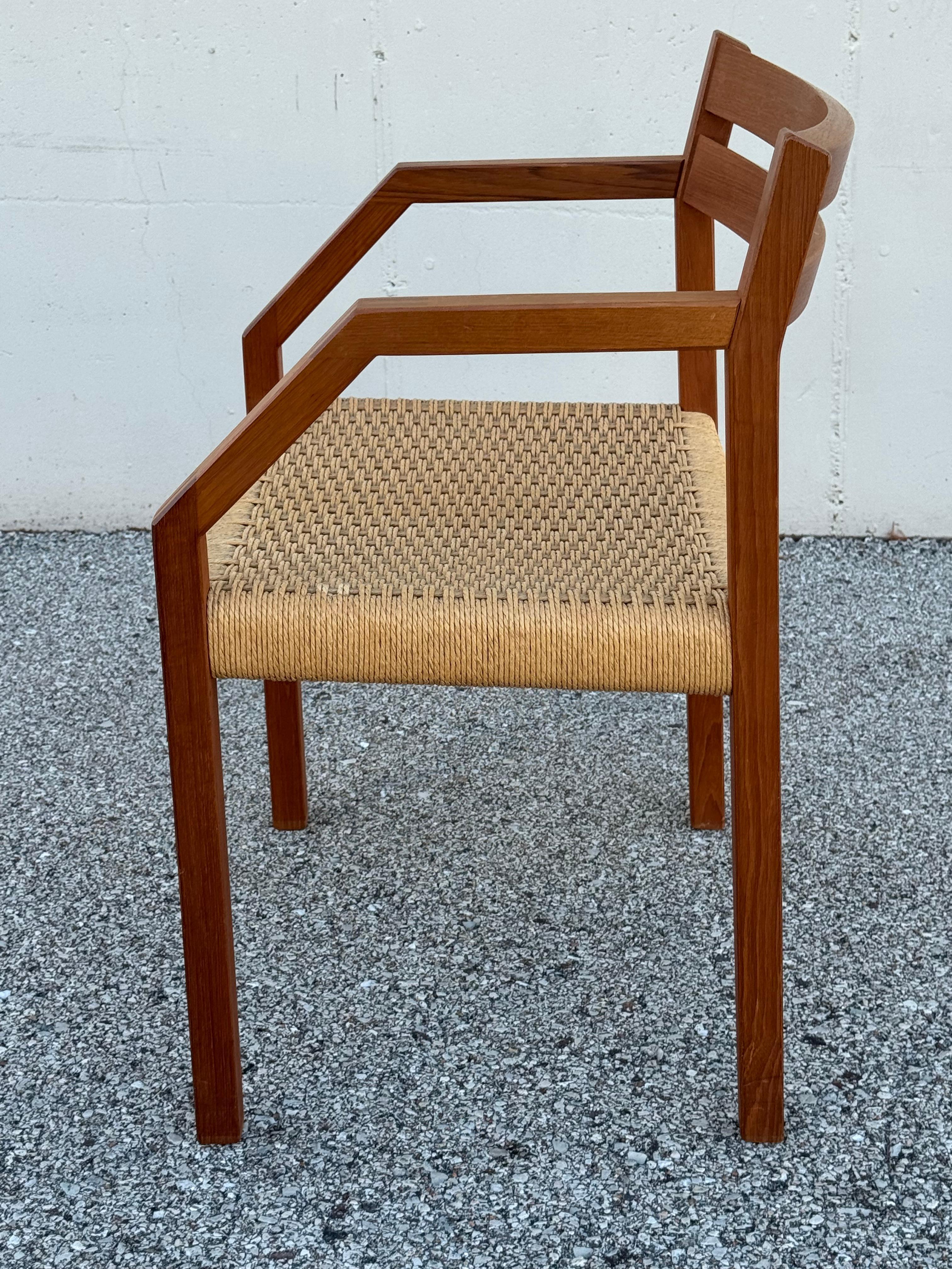 J.L. Moller Model #404 Danish Teak Arm Dining Desk Chair - Mid-Century Modern - (Papierkordel) im Angebot