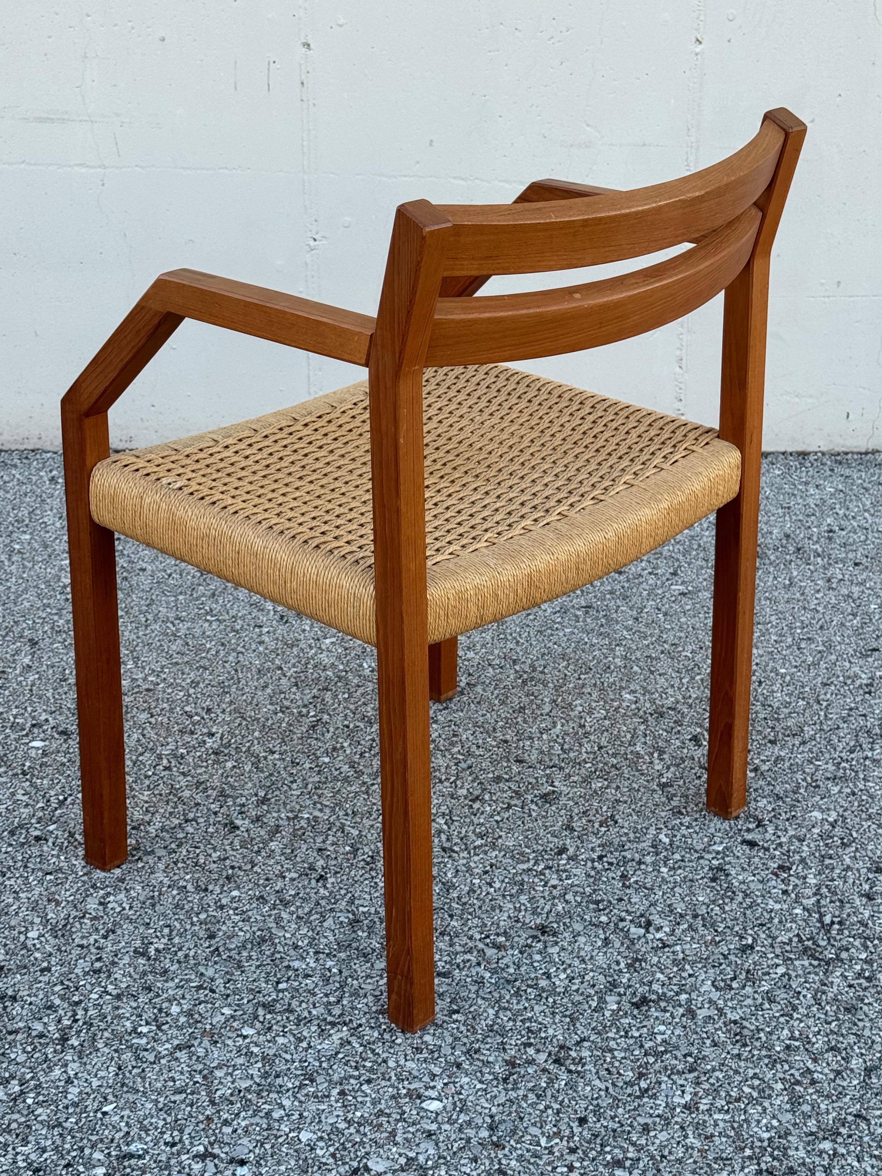 J.L. Moller Model #404 Danish Teak Arm Dining Desk Chair - Mid-Century Modern - im Angebot 1