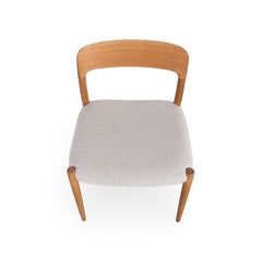 Chaise JL Mollers modèle 75, de Niels Otto Møller, en teck danois, recouverte de tissu
