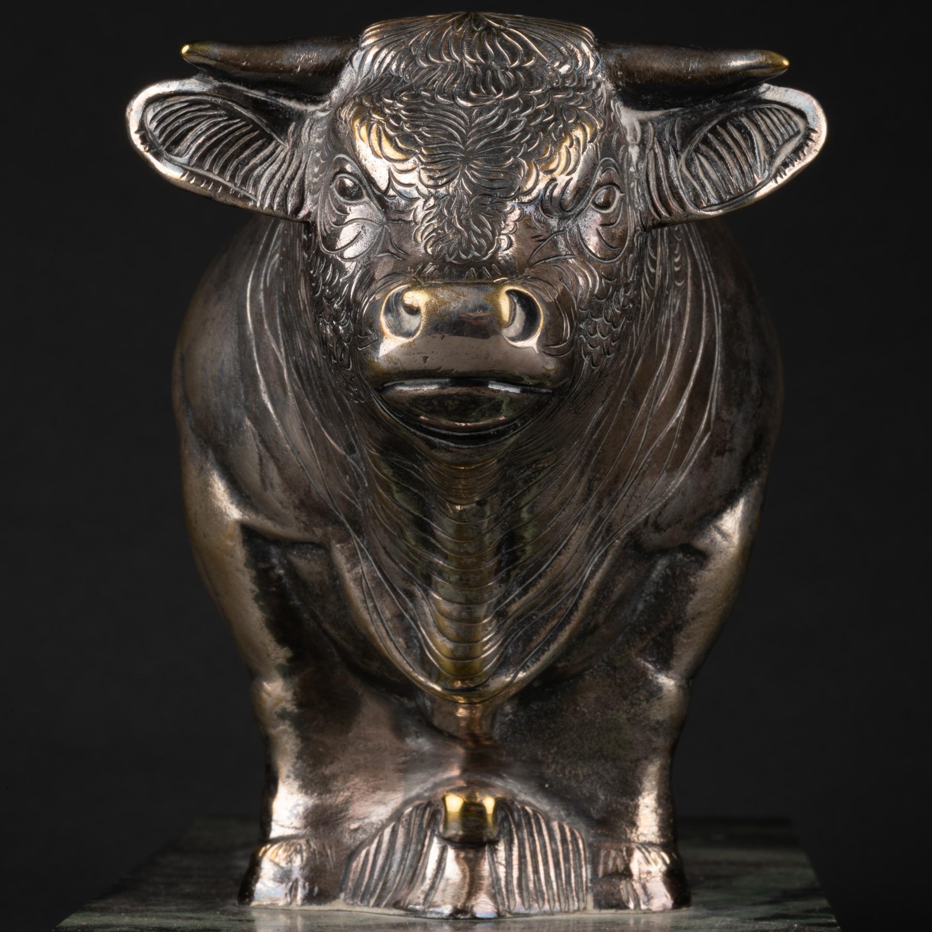 Mid-Century Modern J.Laugerette (XXe siècle, France) : sculpture en bronze argenté d'un taureau en vente