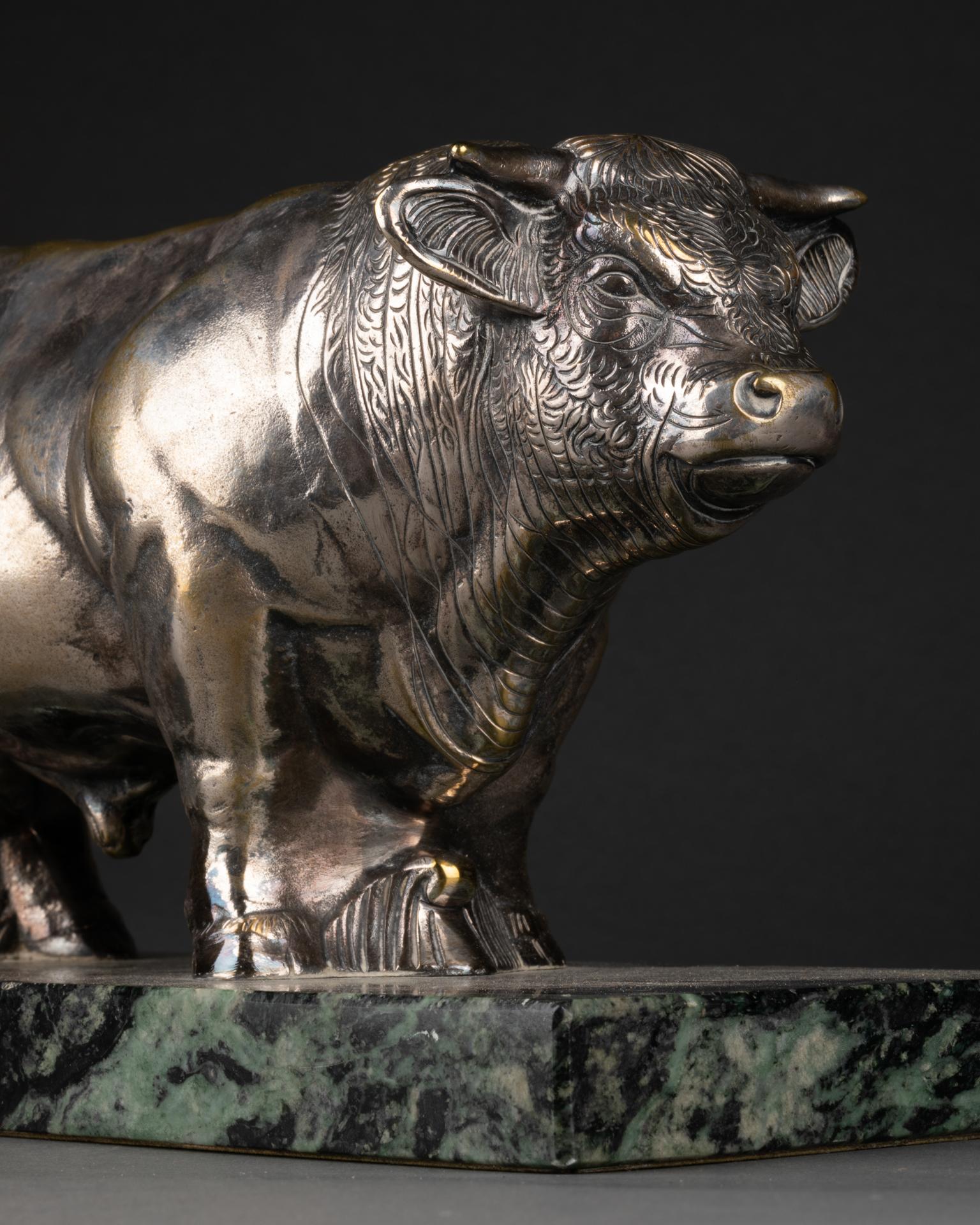 J.Laugerette (XXe siècle, France) : sculpture en bronze argenté d'un taureau Bon état - En vente à SAINT-OUEN-SUR-SEINE, FR