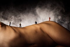 Fire Mountain - Photographie de figurines sur un corps nu - J.Leo