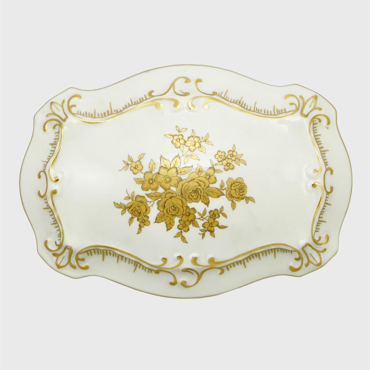 JLMENAU by Graf von Henneberg Porzellan belle boîte à bibelots avec un motif floral doré et des détails dorés peints à la main. Une réparation a été effectuée sous le couvercle. Fabriqué en Allemagne de l'Est.

La boîte à bibelots a une largeur de