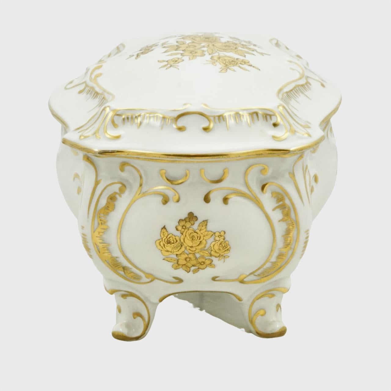 Boîte à bijoux JLMENAU par Graf von Henneberg Porzellan or à fleurs Allemagne de l'Est Bon état - En vente à London, GB