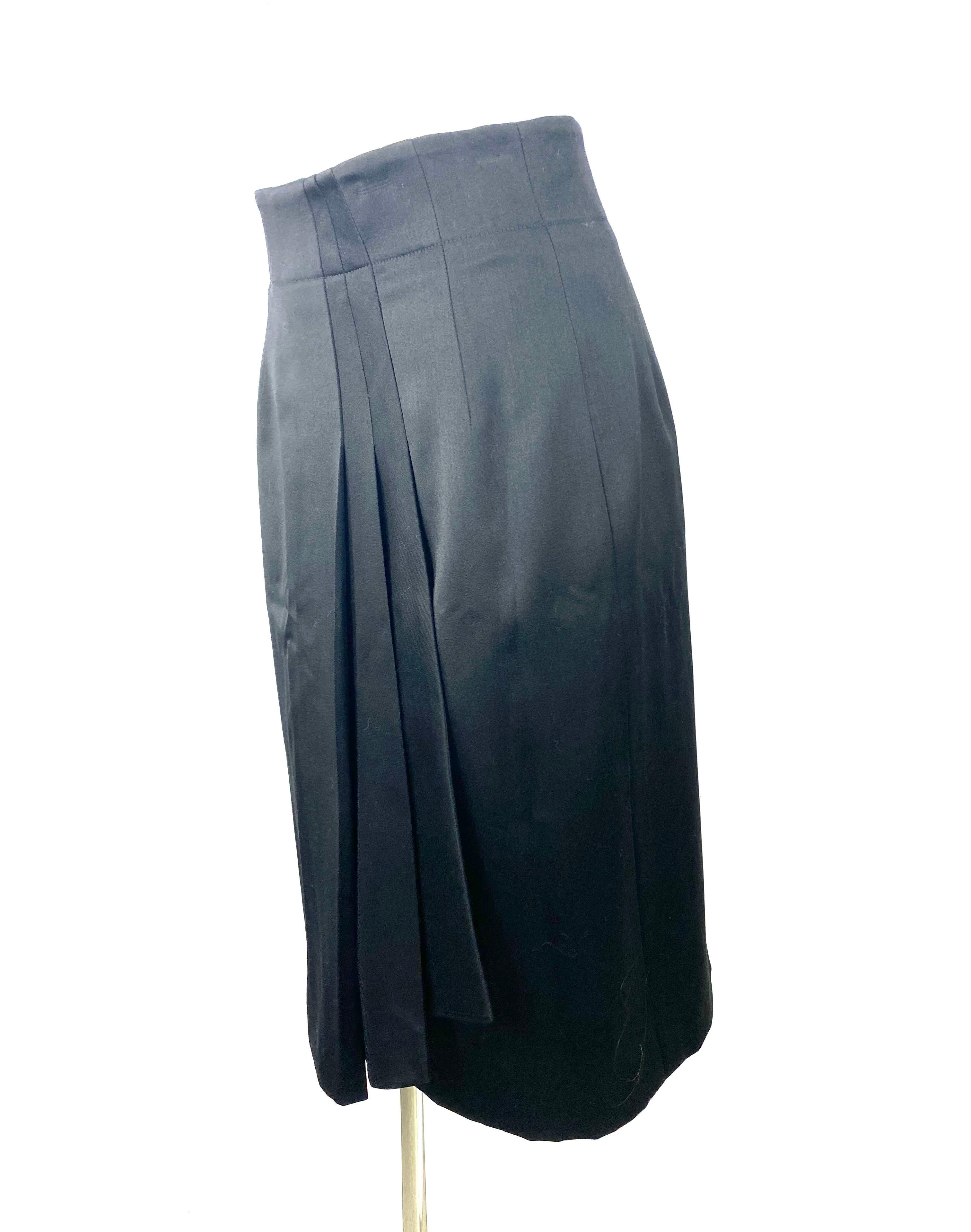 Product details:

The skirt features pleated front design with front slit, rear zip closure and mid length.