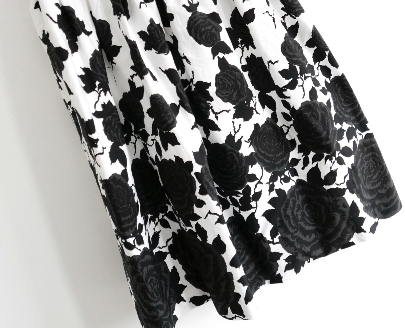 Noir Robe en coton imprimé rose noir et blanc, style années 50, de M&M Davidson en vente