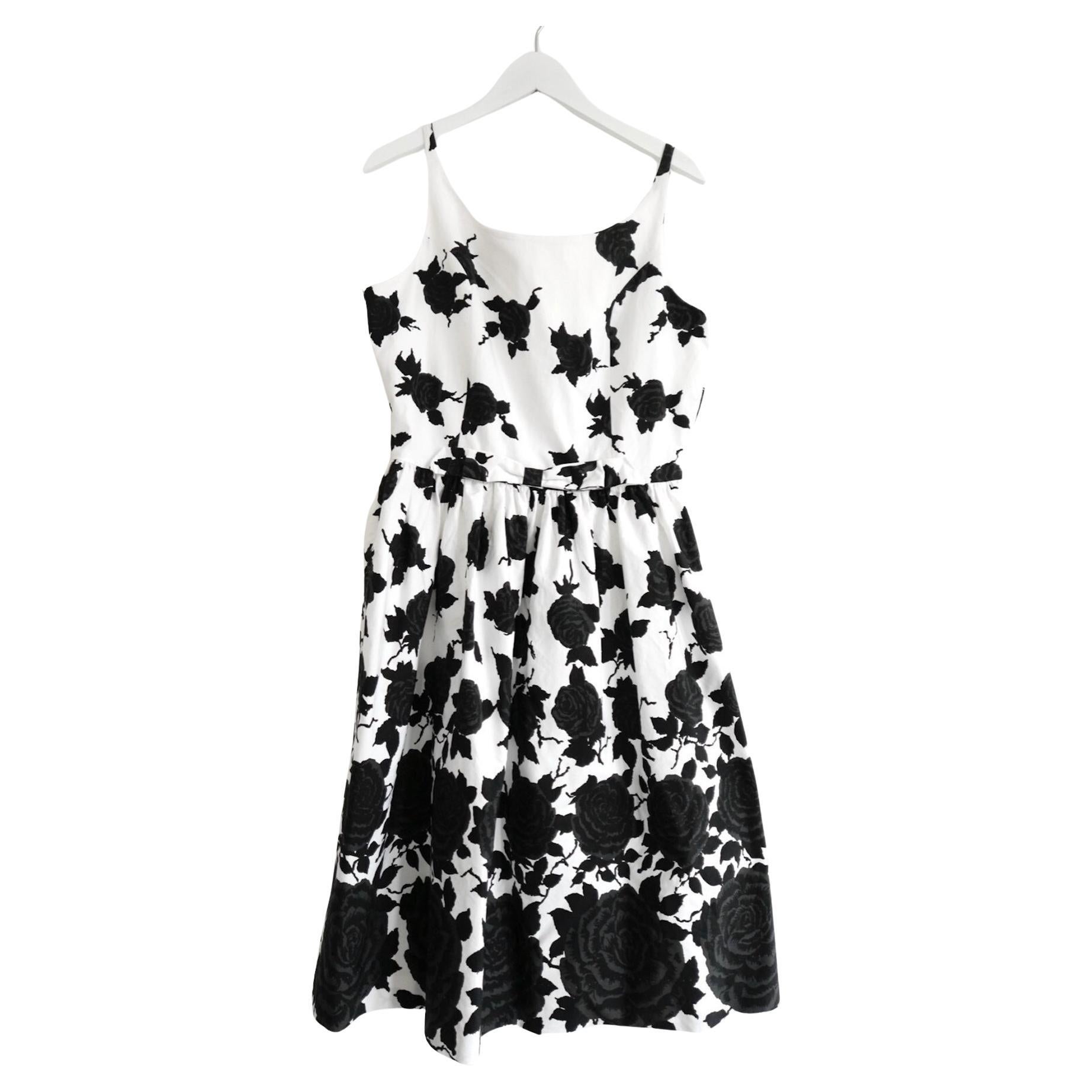 A&M Davidson - Vestito in cotone con stampa a rose bianche e nere in stile anni '50