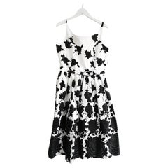 A&M Davidson - Vestito in cotone con stampa a rose bianche e nere in stile anni '50