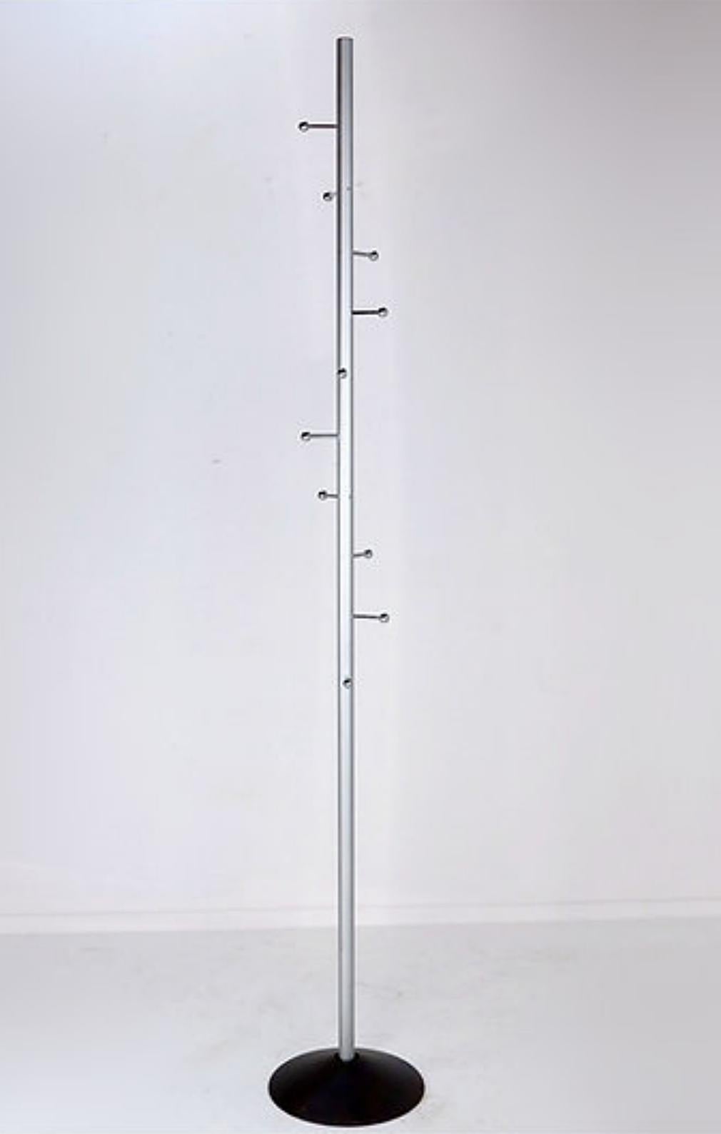 JM Massana & JM Tremoleda Kleiderständer für Mobles114 - Spanien - CIRCA 1988
Modern - Innenarchitektur - Dekoration
Maße: Ø30cm H:192cm 
MATERIALIEN : Aluminium - Chrom 
Alters- und gebrauchsbedingte Abnutzung : Siehe Fotos 
