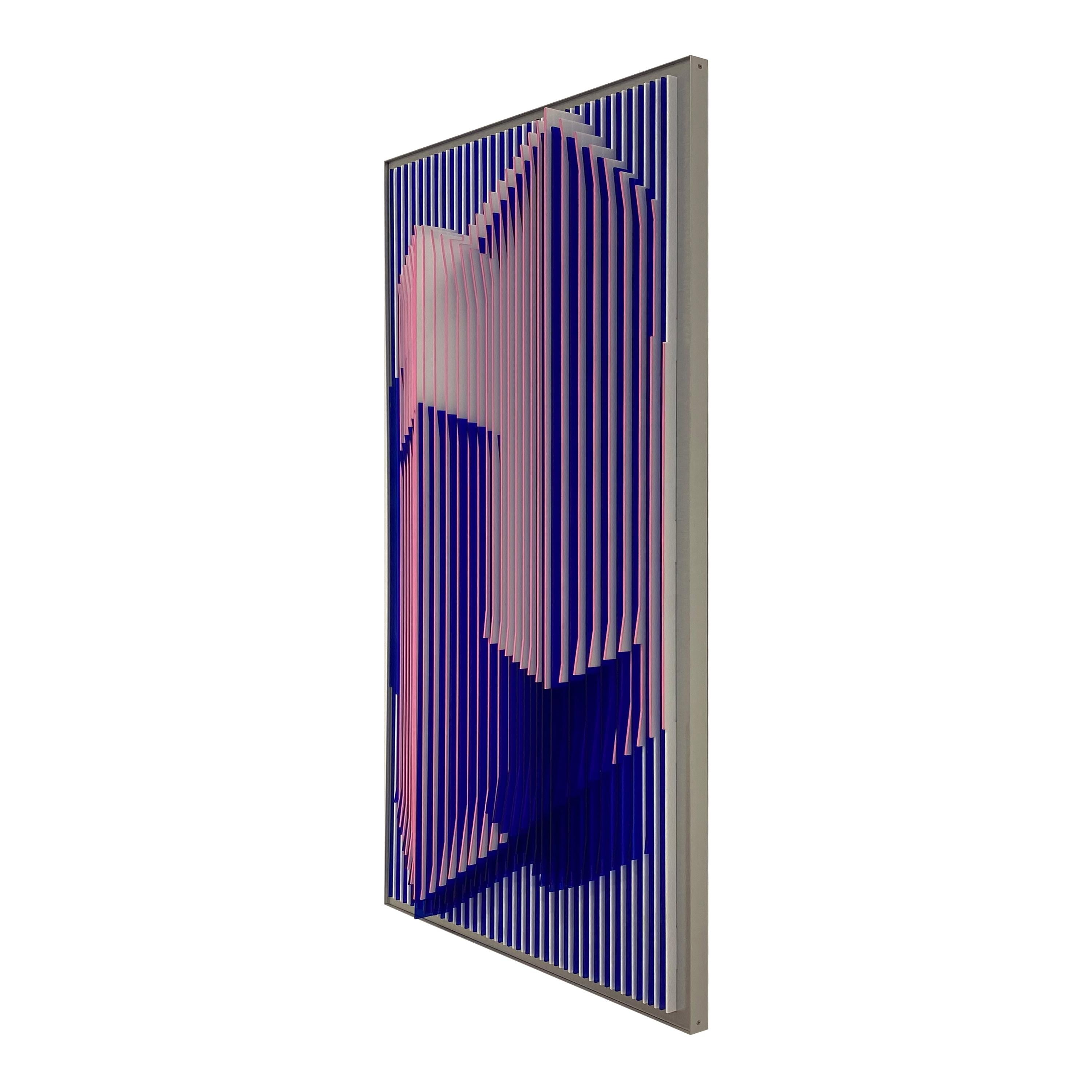 Wandskulptur in Rosa, Mixed Media (Violett), Abstract Sculpture, von J.Margulis