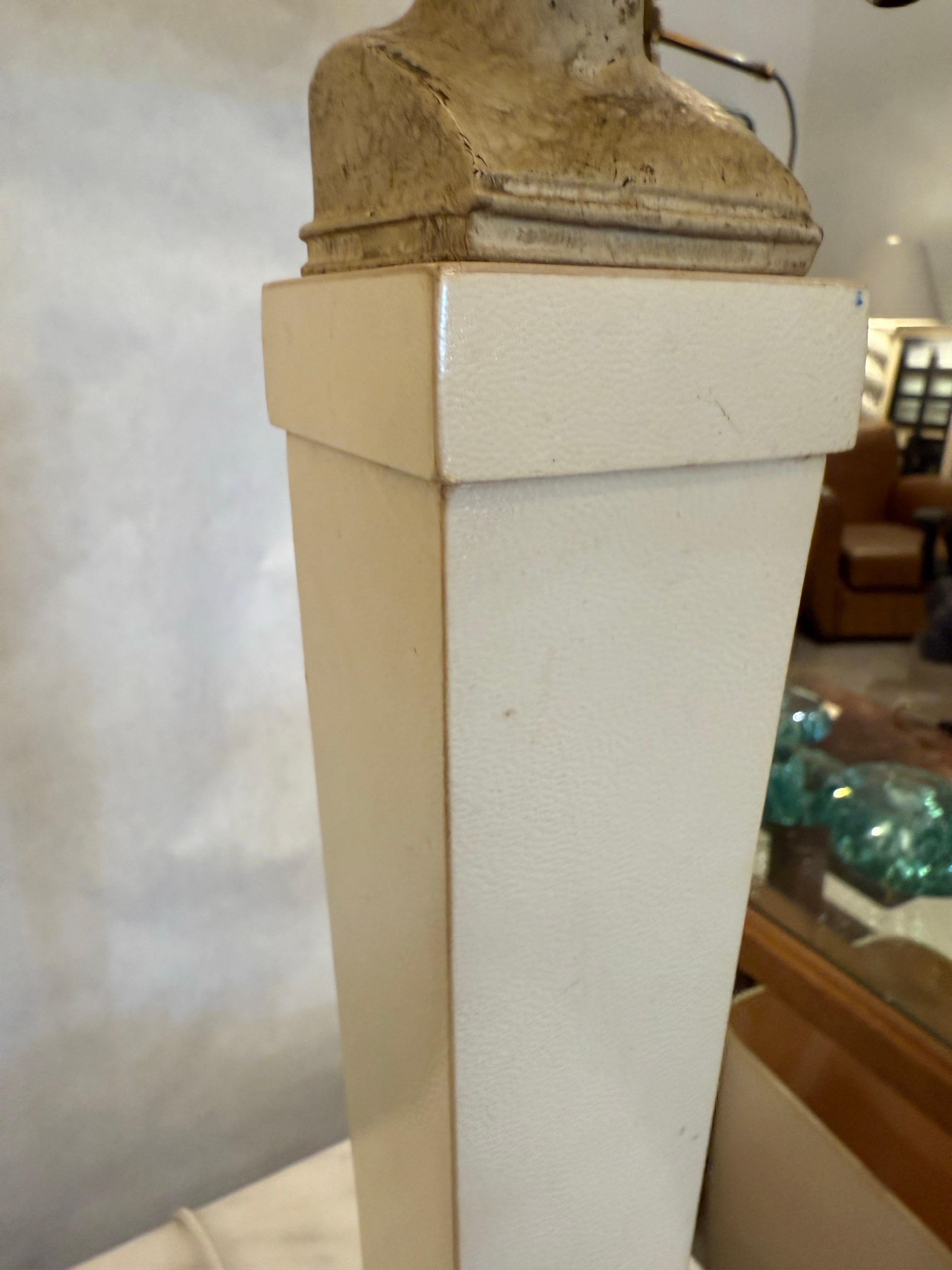 Milieu du XXe siècle Lampes de table néoclassiques en parchemin de style JMF, ornementation Hermès en vente