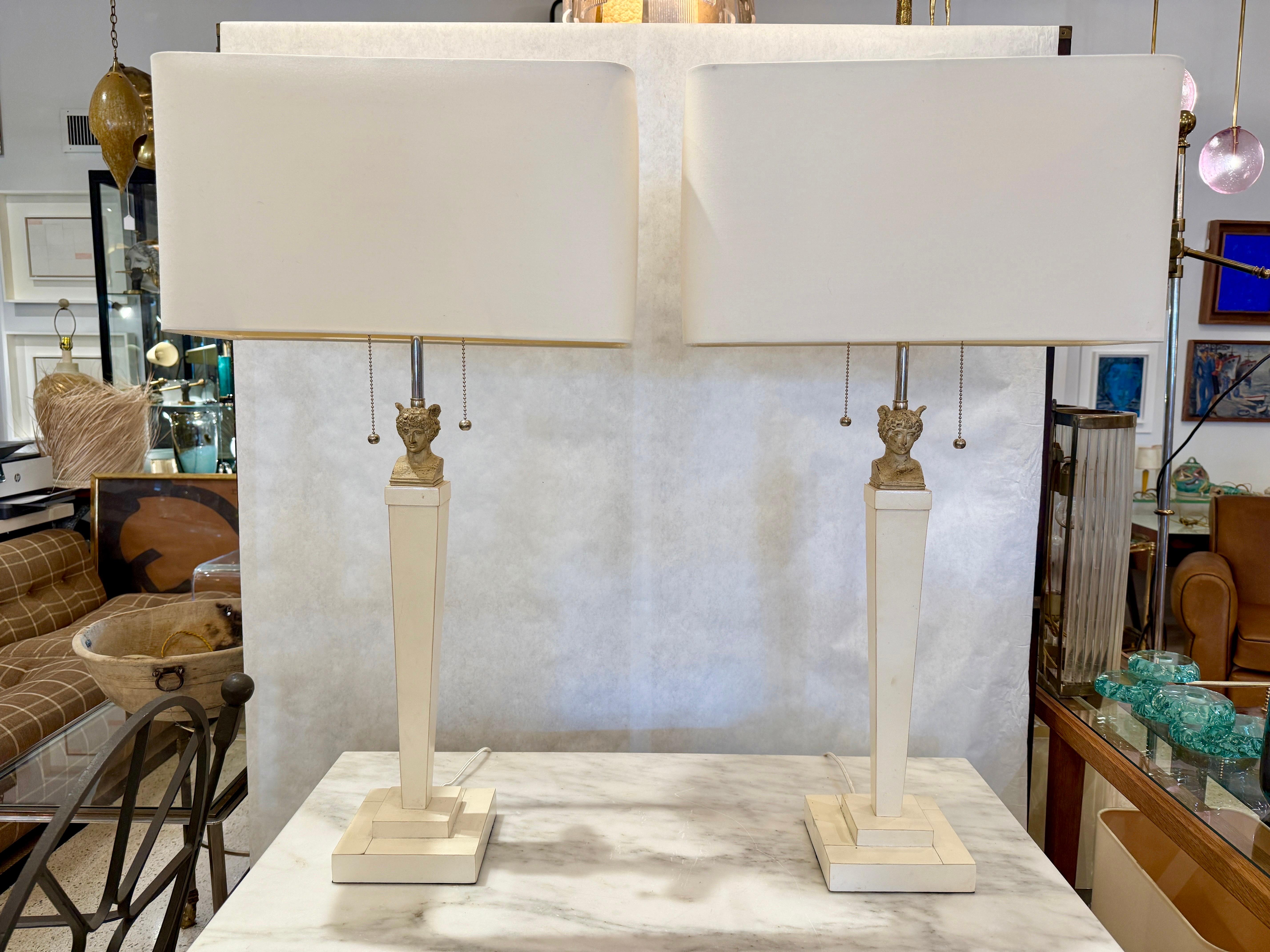 Lampes de table néoclassiques en parchemin de style JMF, ornementation Hermès en vente 2