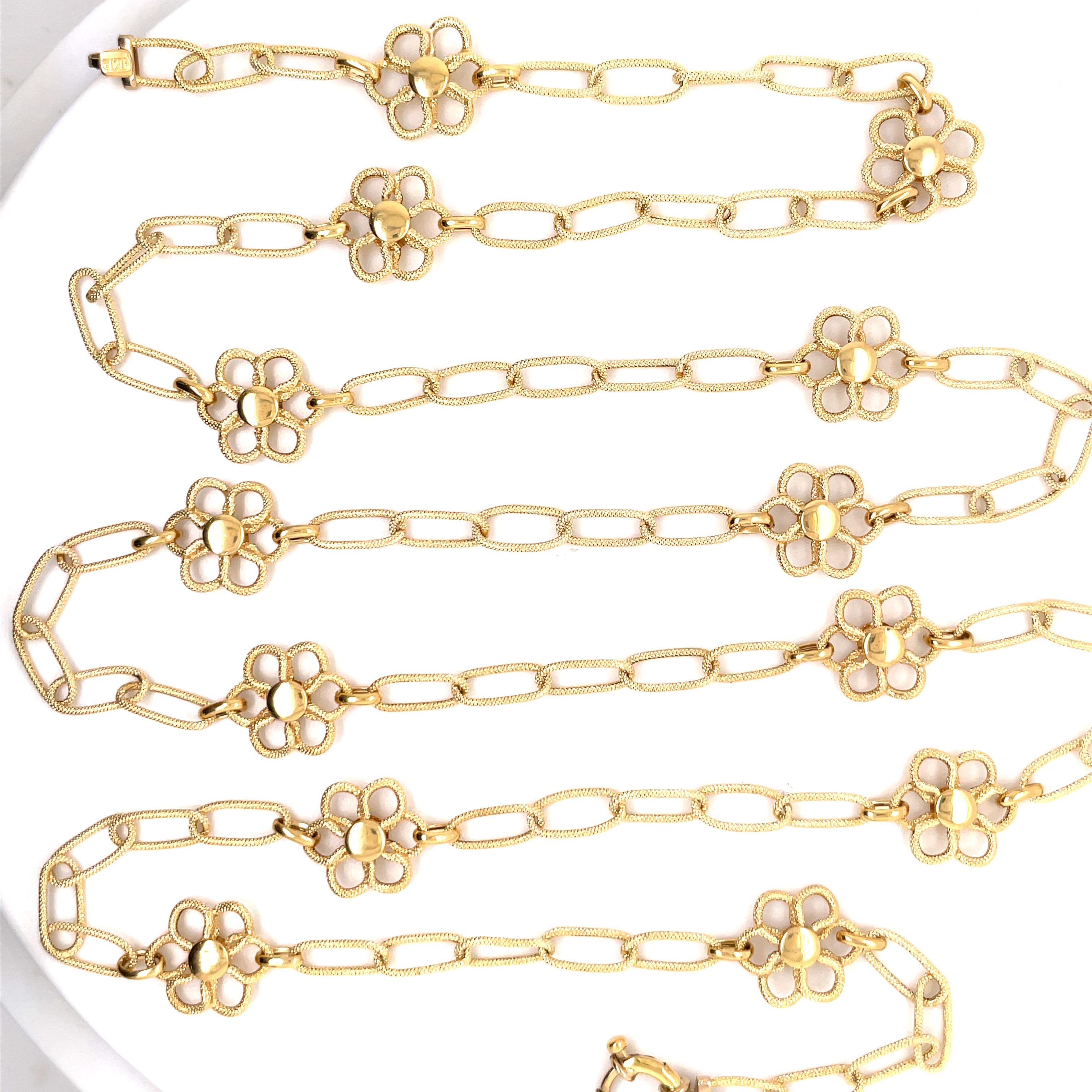Dieses Collier aus 18 Karat Gelbgold, gestempelt JMP ITALY 750, zeigt 13 Blumenmotive zwischen ovalen Gliedern und wiegt 12,9 Gramm, 35,5 cm. 