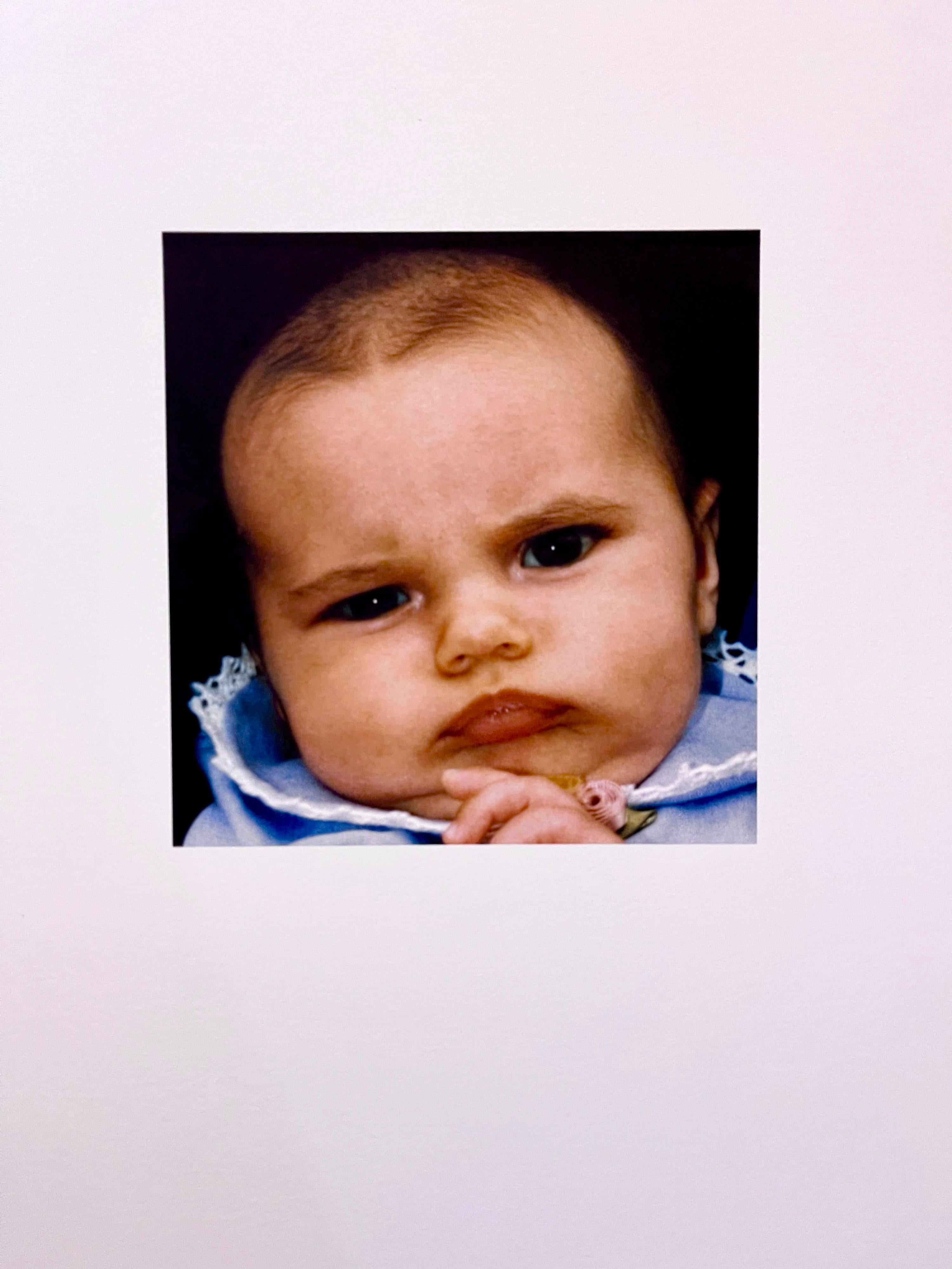 Handsignierte Vintage-Farbfotografie Digitales Foto Babyporträt Jo Ann Callis, Vintage im Angebot 1