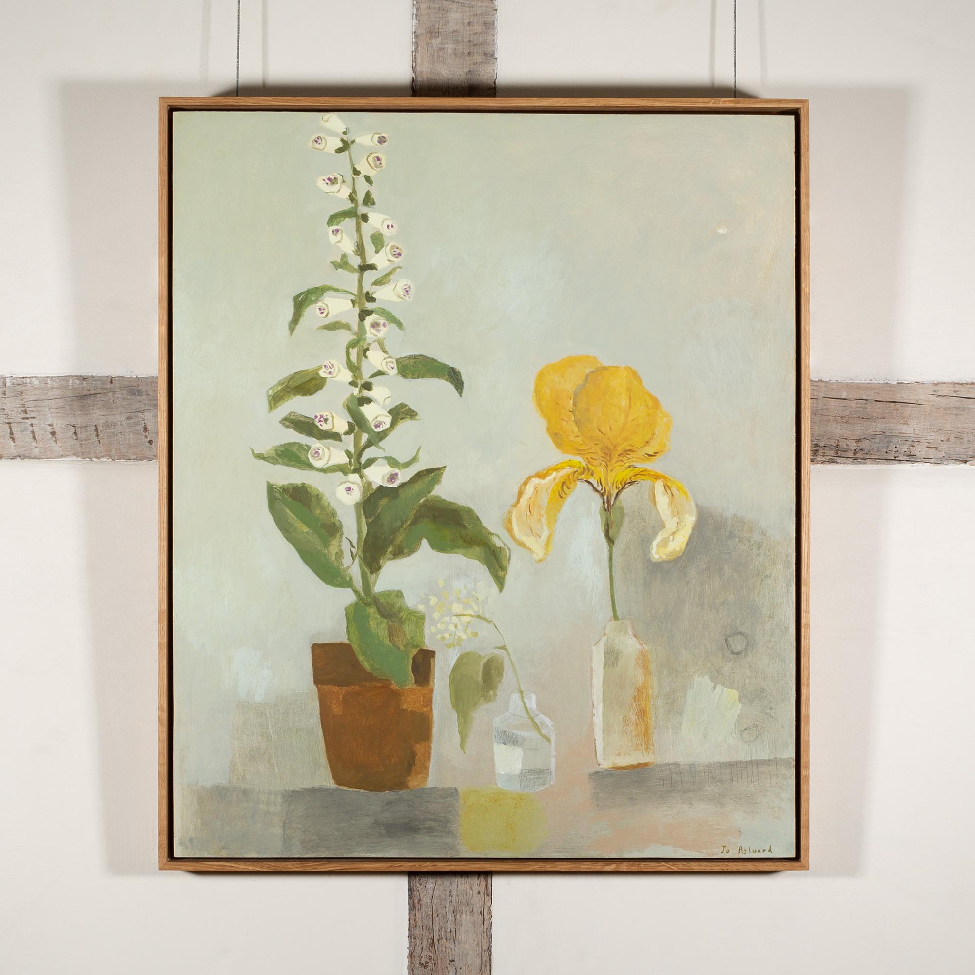 Benton Iris nella stanza grigia, 2024 - Natura morta di fiori grigi e verdi dipinta ad olio - Painting di Jo Aylward