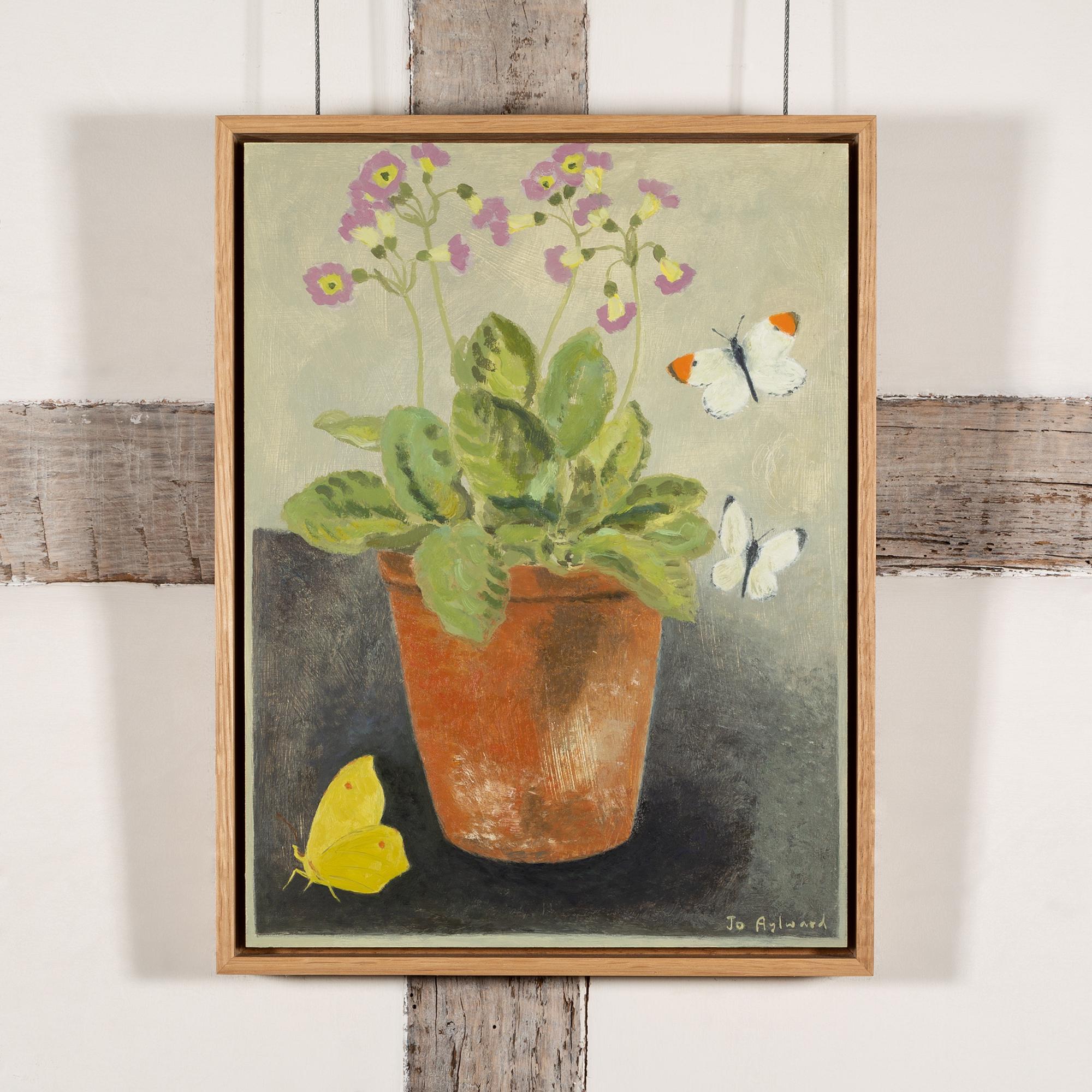 Primula in un vecchio vaso di terracotta, 2024 - Natura morta di fiori e farfalle - Pittura ad olio - Painting di Jo Aylward