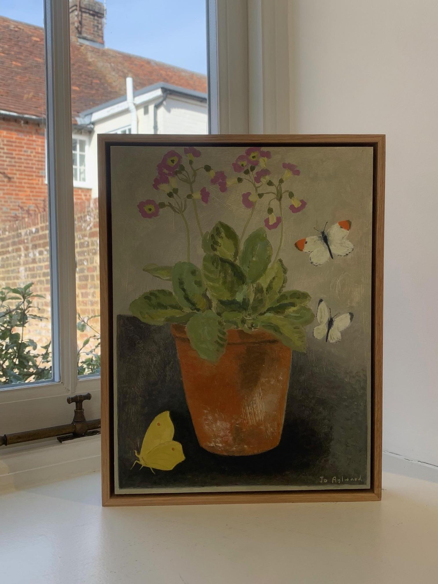 Primula in un vecchio vaso di terracotta, 2024 - Natura morta di fiori e farfalle - Pittura ad olio 1