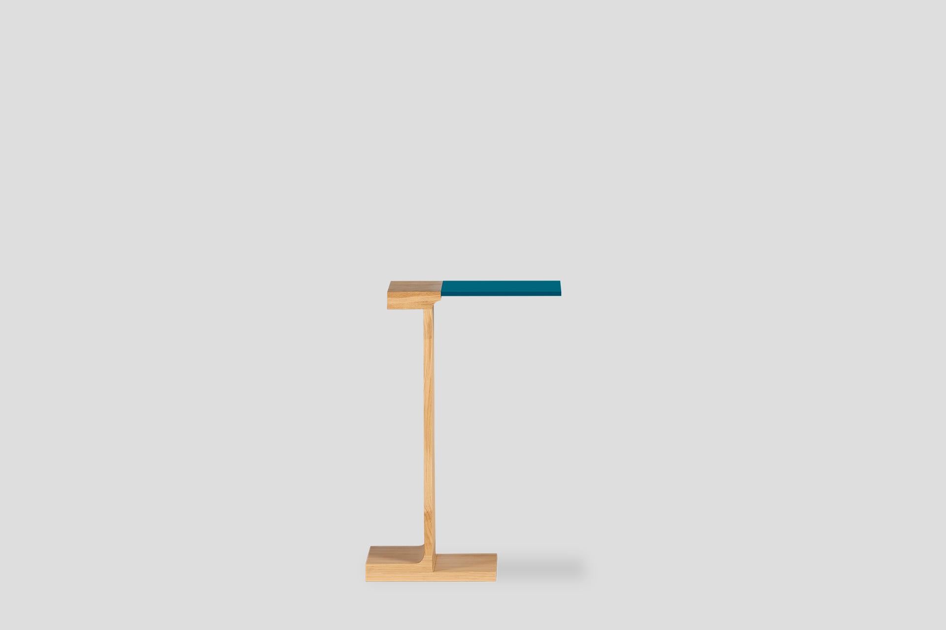 Jo C Coffee Table offers elegance and functionality together with its Charcoal polished version that adapts to modern living spaces. While the solid oak body draws attention with its durability, the metal table on the top gives a bold and