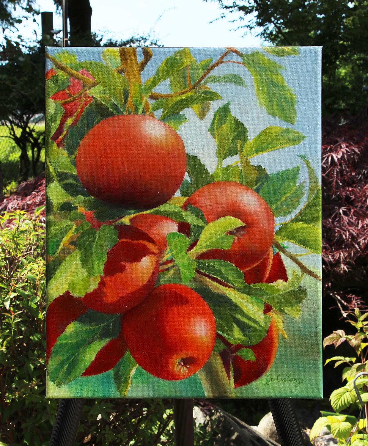 <p>Comentarios del artista<br>Un primer plano de unas rollizas manzanas rojas, con sus pieles brillantes captando la luz del sol. Hojas de un verde brillante se extienden desde las ramas, enmarcando el fruto en un vivo contraste. Una brizna de cielo