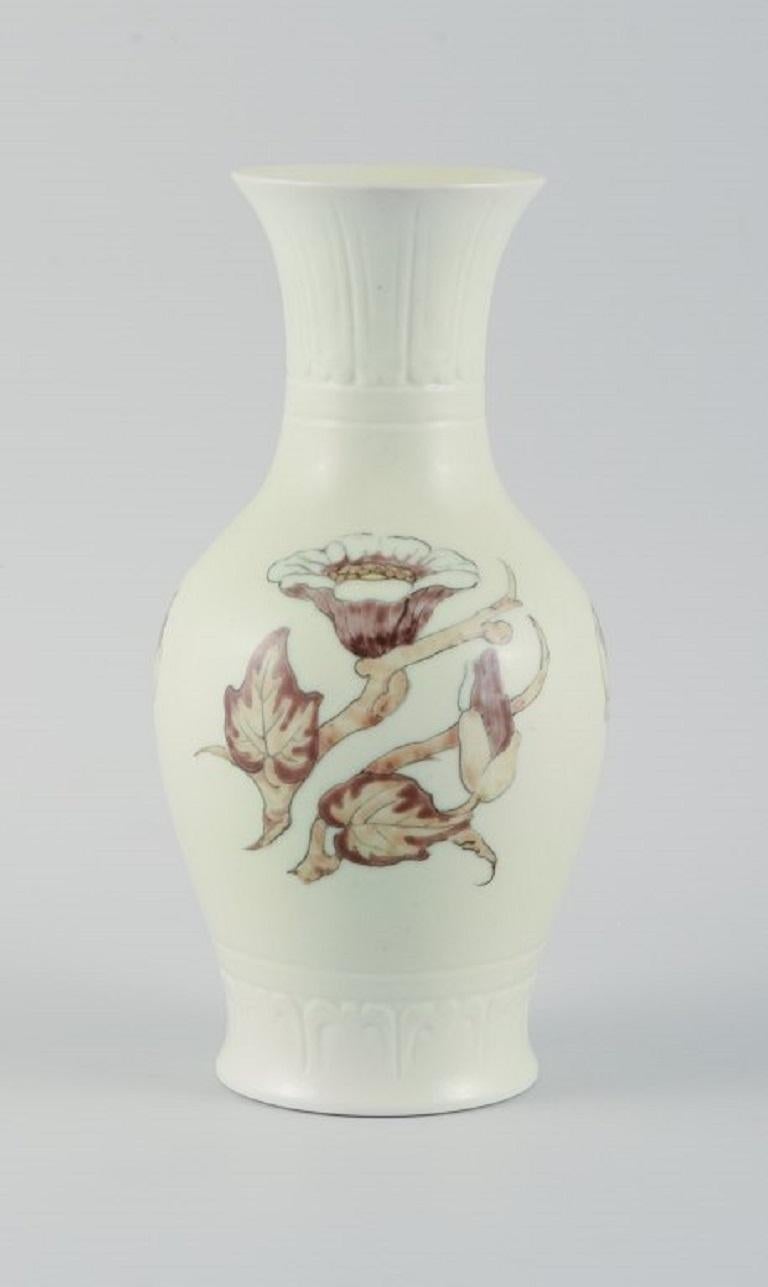 Jo Hahn Locher (1876-1960) per Bing & Grøndahl. 
Unico vaso Art Decor decorato con rami e fiori.
1930s.
Misure: H 24,5 cm. x P 13,0 cm.
Contrassegnato.
Prima qualità di fabbrica.
In ottime condizioni.

Jo Hahn Locher si è formata presso la