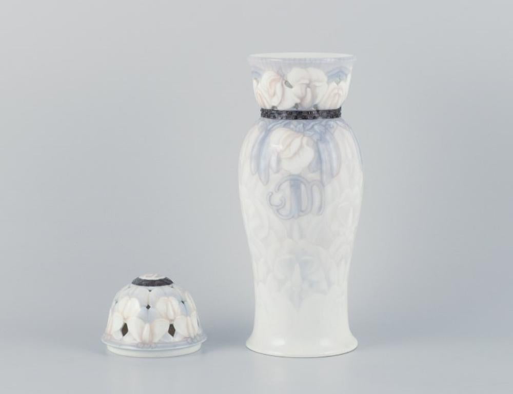 Jo Hahn Locher for Bing & Grøndahl. Large and impressive Art Nouveau vase. In Excellent Condition For Sale In Copenhagen, DK