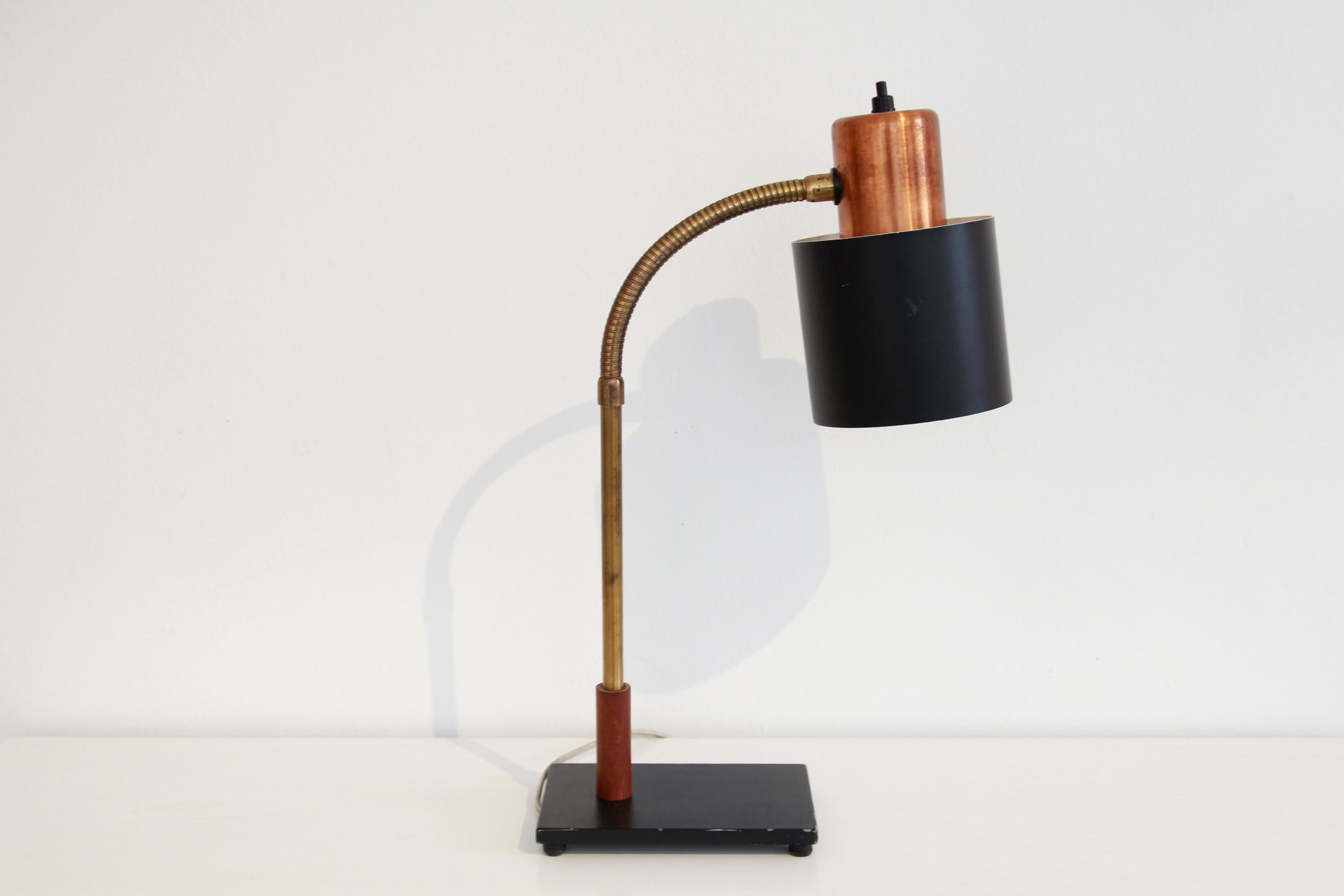 Beautiful rare table or desk lamp designed by Jo Hammerborg for Fog & Mørup in Denmark. This table lamp was designed between 1957 and 1962 and is made from very beautiful natural materials. This lamp with model name 