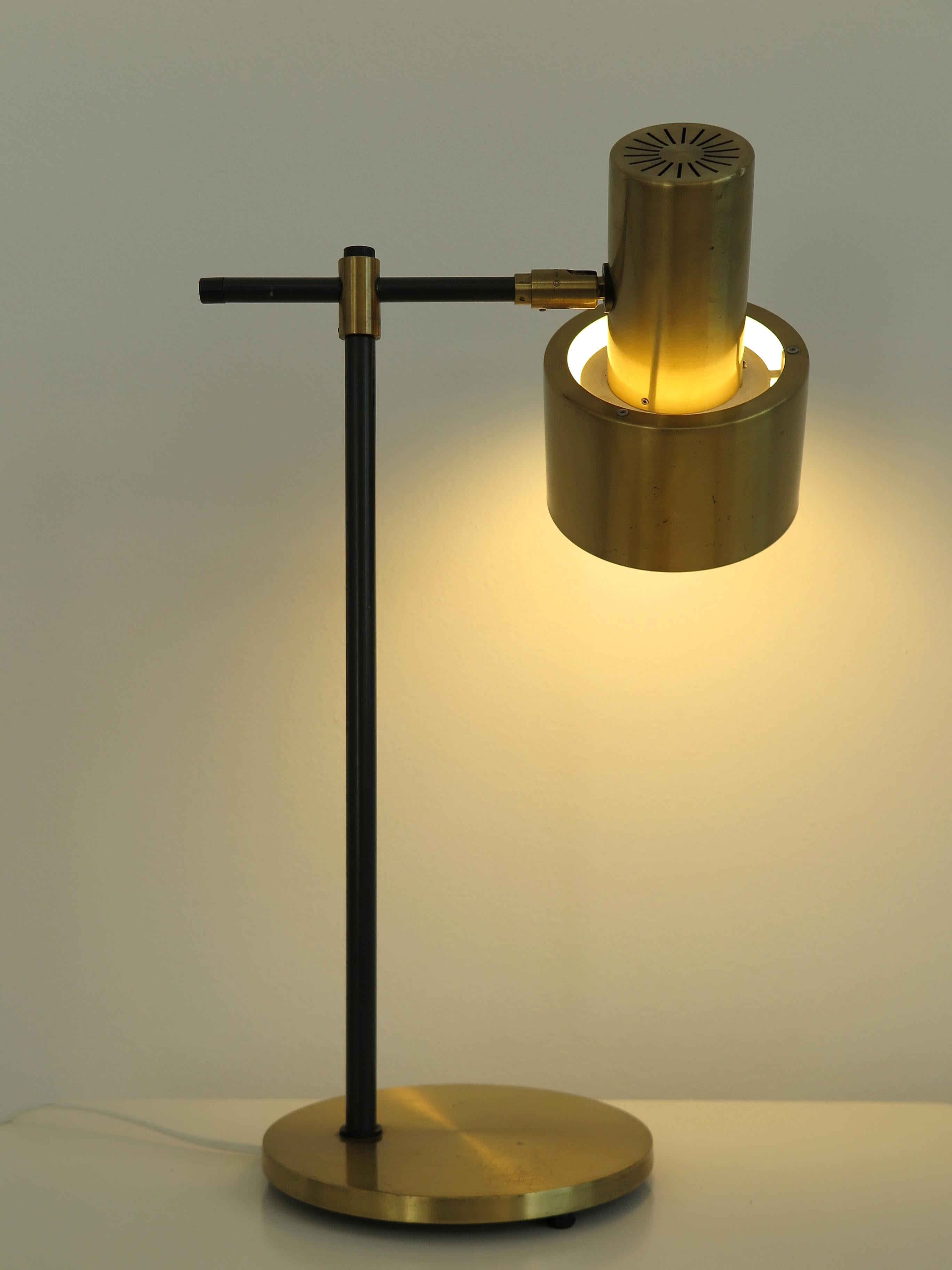 Lampada scandinava da tavolo modello Senior disegnata Jo Hammerborg e prodotta da Fog & Morup con paralume e base in ottone, produzione Danimarca anni 60.
Mid-Century Modern design.

Please note that the lamp is original of the period and this shows