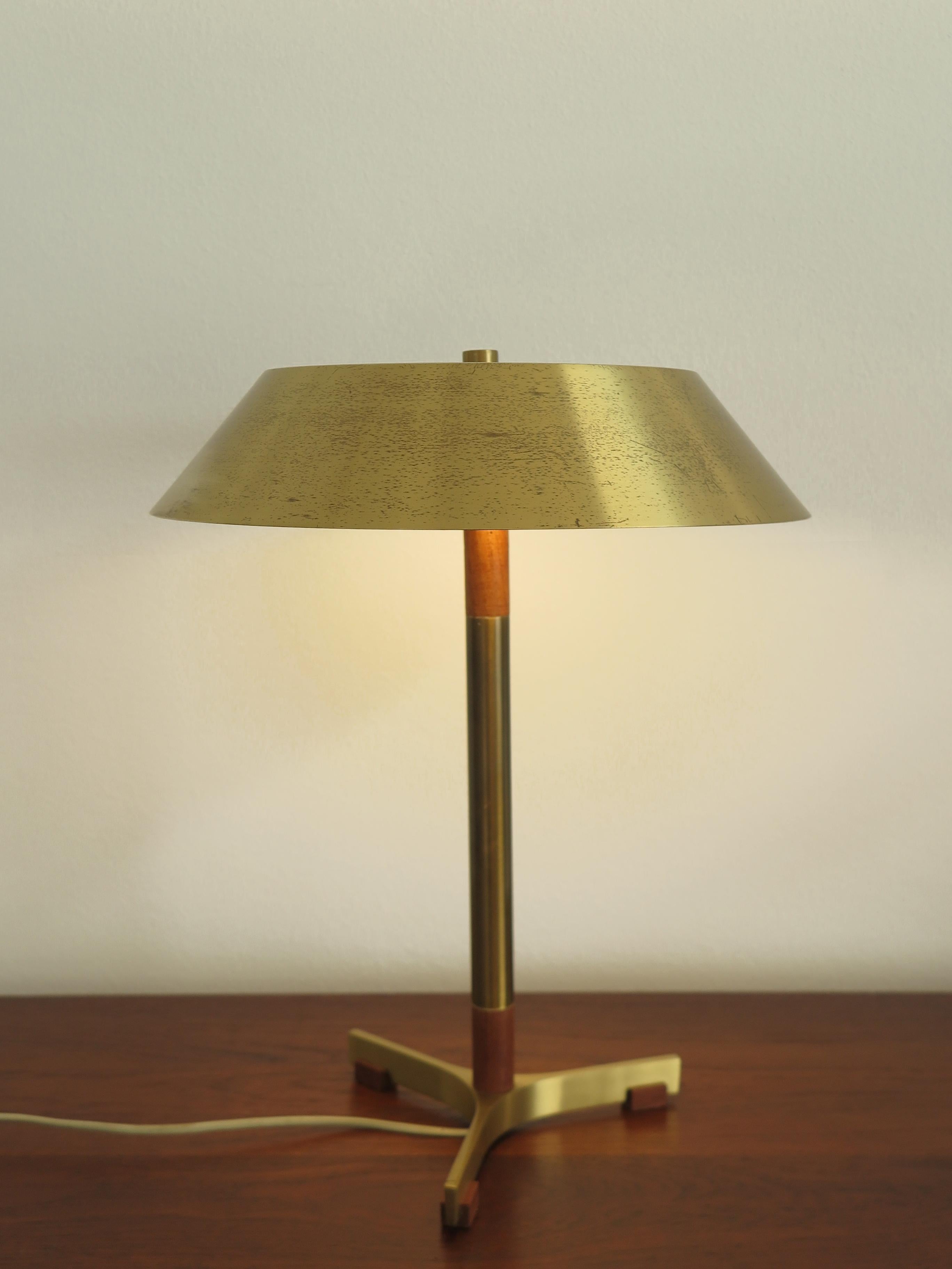Lampe scandinave de table modèle President disegnata Jo Hammerborg e prodotta da Fog & Morup nel 1966 con paralume in ottone e stelo ottone e legno, Danimarca anni 60.
Design/One Modern.

Veuillez noter que la lampe est d'origine de l'époque et
