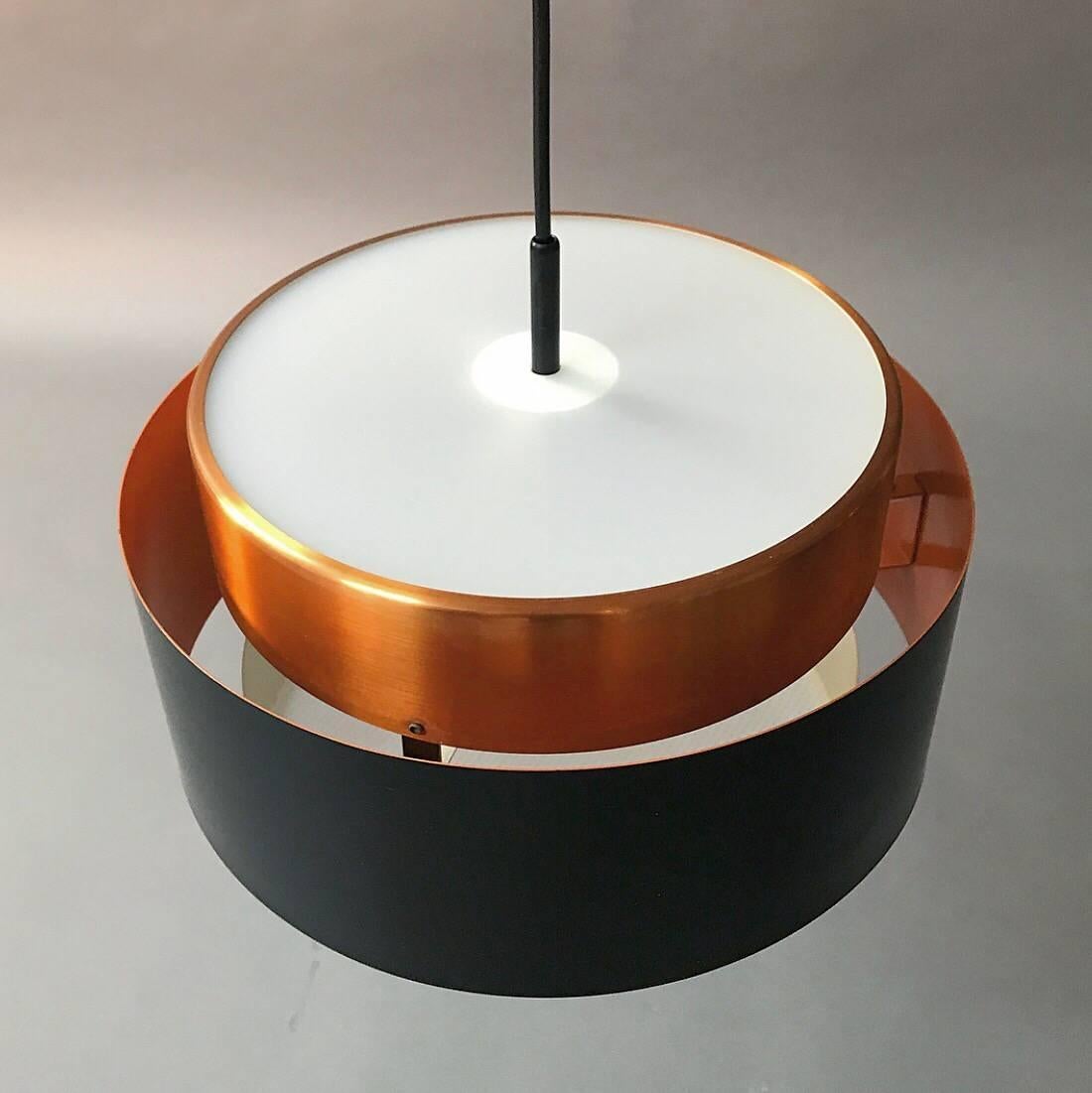 One of the absolute crown jewels of Jo Hammerborg designed in 1963 for Fog & Mørup, Denmark.

One of the leading lighting manufactures in Denmark known for there high quality this Saturn pendant is a stunning example upon that.

Made from black
