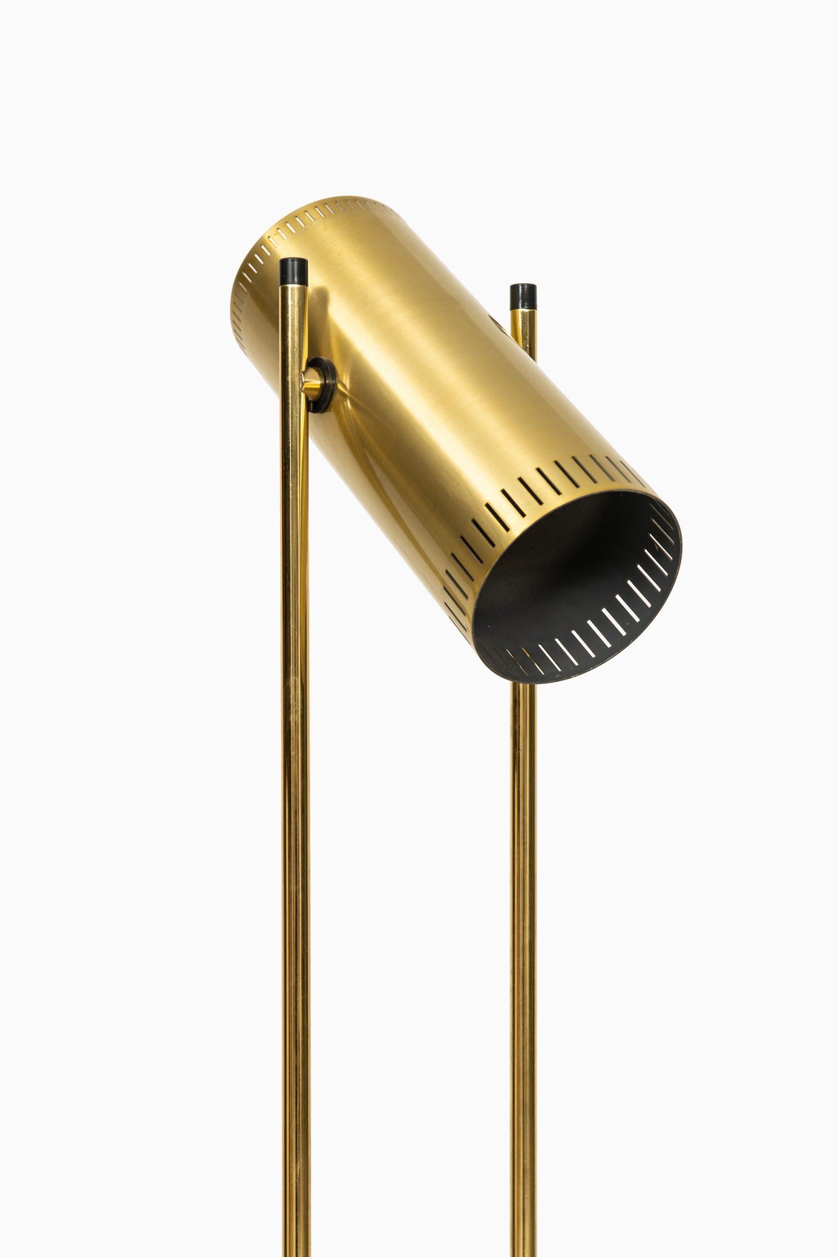 Lampadaire modèle trombone conçu par Jo Hammerborg. Produit par Fog & Mørup au Danemark.