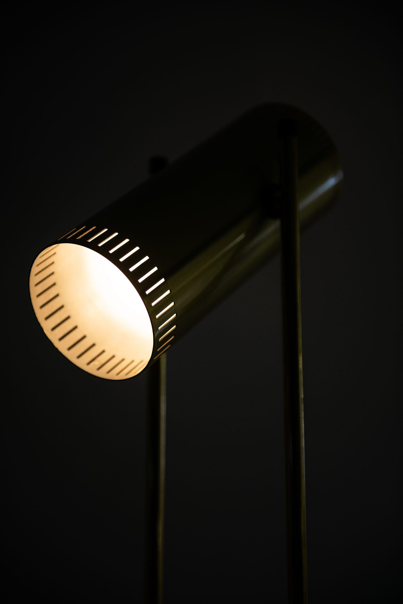 Laiton Lampadaire modèle Trombone de Jo Hammerborg Produit par Fog & Mrup au Danemark en vente