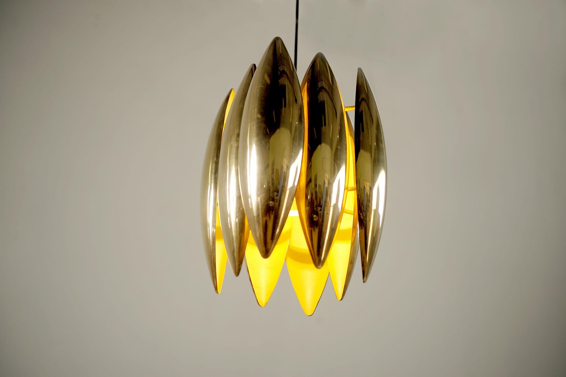 Lampe suspendue Kastor en laiton doré par Jo Hmmerborg pour Fog & Mørup, Danemark 1969. Les 8 réflecteurs sont laqués blanc à l'intérieur, le couvercle de l'anse est en laiton. De très bonne qualité, ce luminaire est l'un des plus emblématiques des