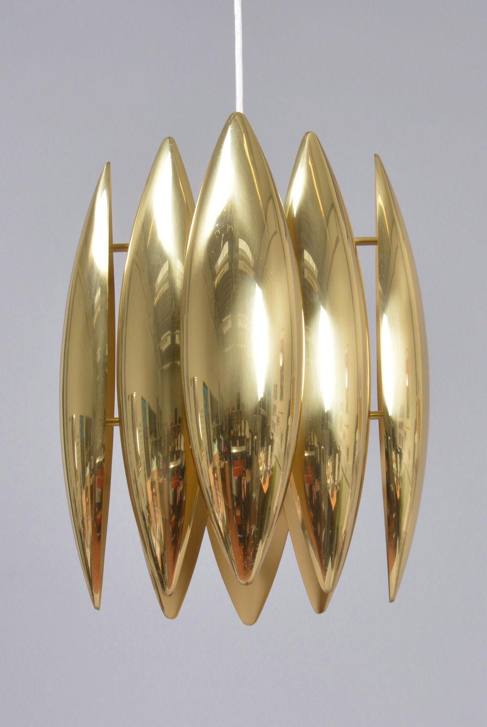 Un laiton  Lampe suspendue Kasror conçue par Jo Hammerborg et éditée par Fog & Morup.Les huit réflecteurs sont laqués en blanc à l'intérieur.Excellente lampe iconique de Hammerborg.La hauteur totale est de 115 cm.L'emballage et l'expédition