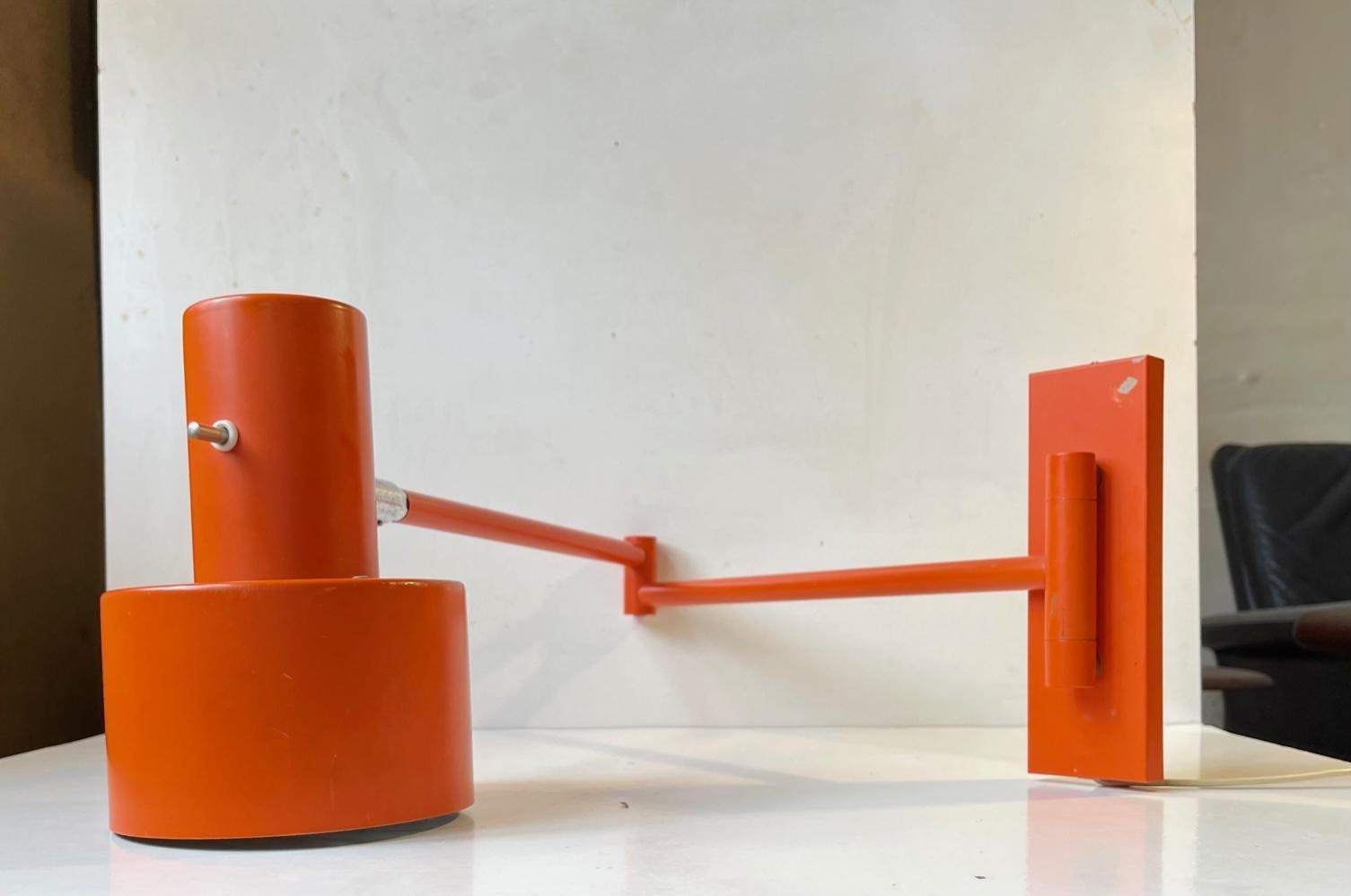 Milieu du XXe siècle Jo Hammerborg lampe murale orange Skala à bras pivotant pour Fog & Mrup en vente