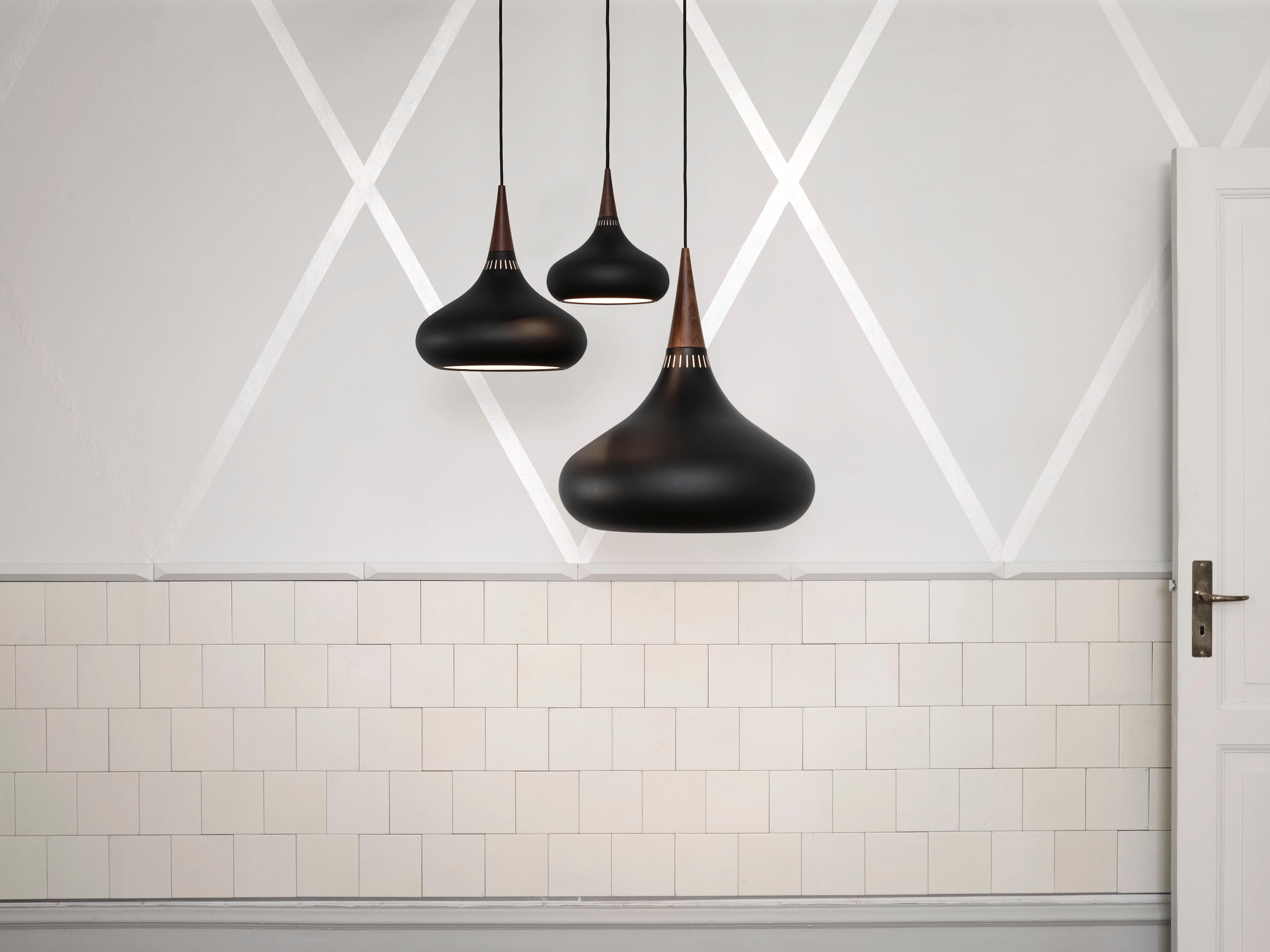 Scandinavo moderno Lampada a sospensione 'Orient' di Jo Hammerborg per Fritz Hansen in nero e palissandro in vendita