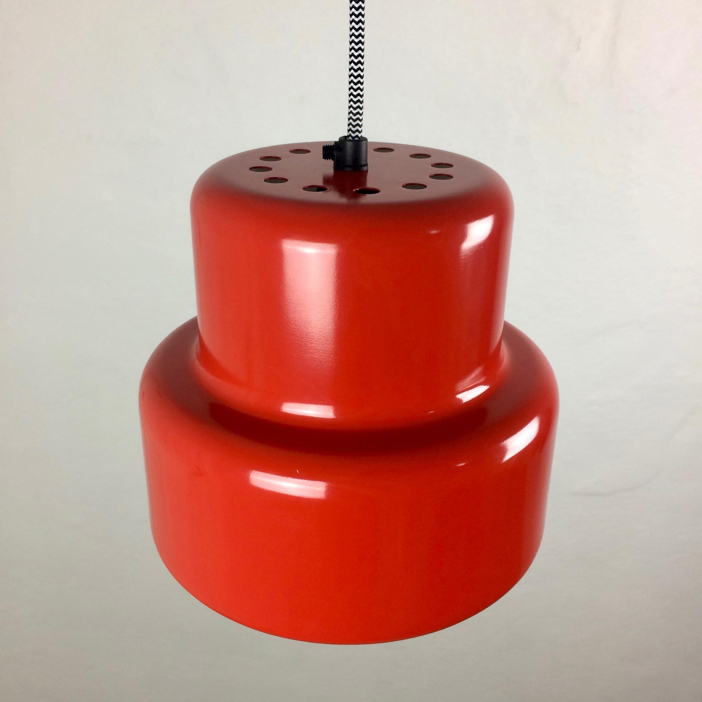 Poker mini pendant light, designed by internationally famed designer Jo Hammerborg for Fog & Mørup.

The color is a beautiful deep red and the condition is very good. Almost no signs of wear and tear.

Poker was available in versions 20 cm and