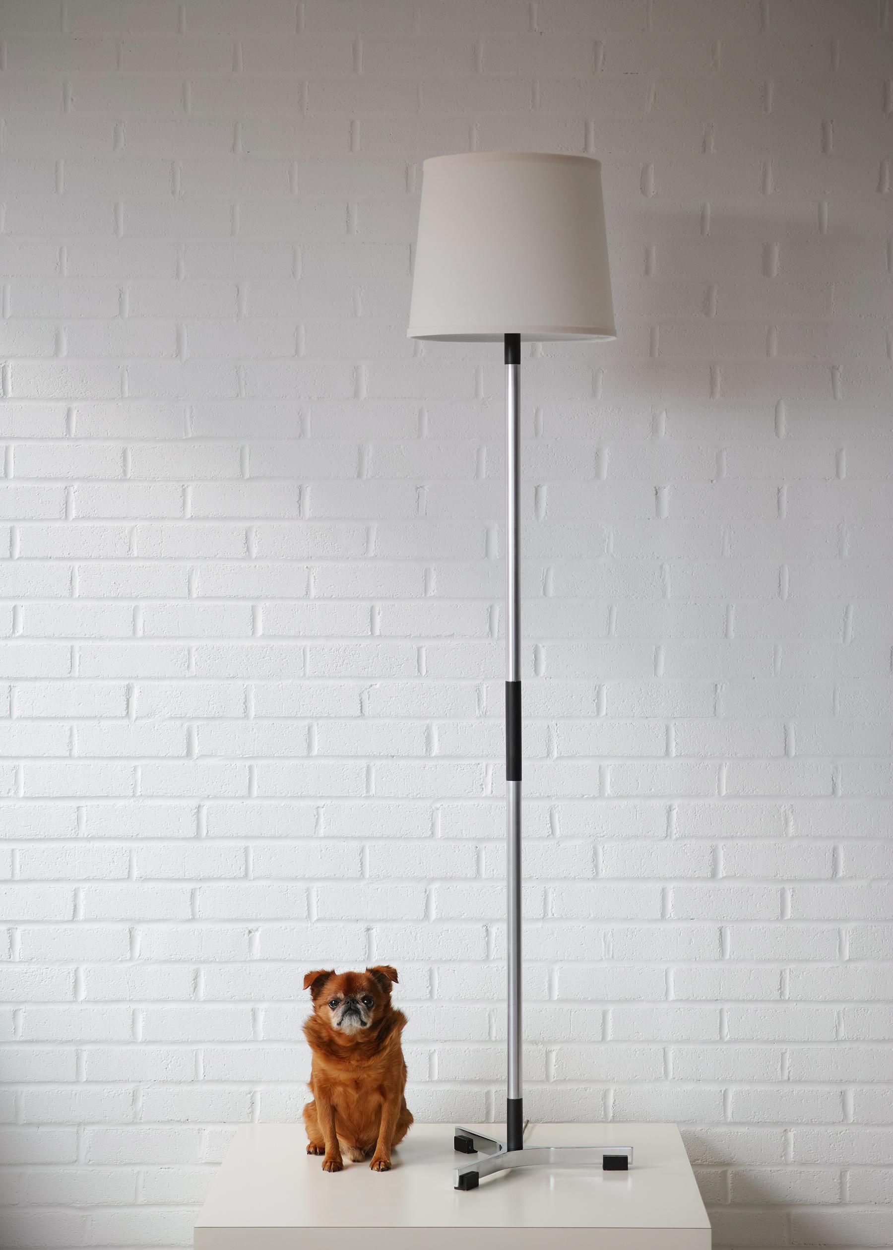 Nous vous proposons ce lampadaire Danish Modern President conçu par Jo Hammerborg pour Fog and Mørup. Il est composé d'acier poli et de bois ébénisé. La base du trépied repose sur des pieds en bois, et l'arbre de la colonne alterne entre le métal et